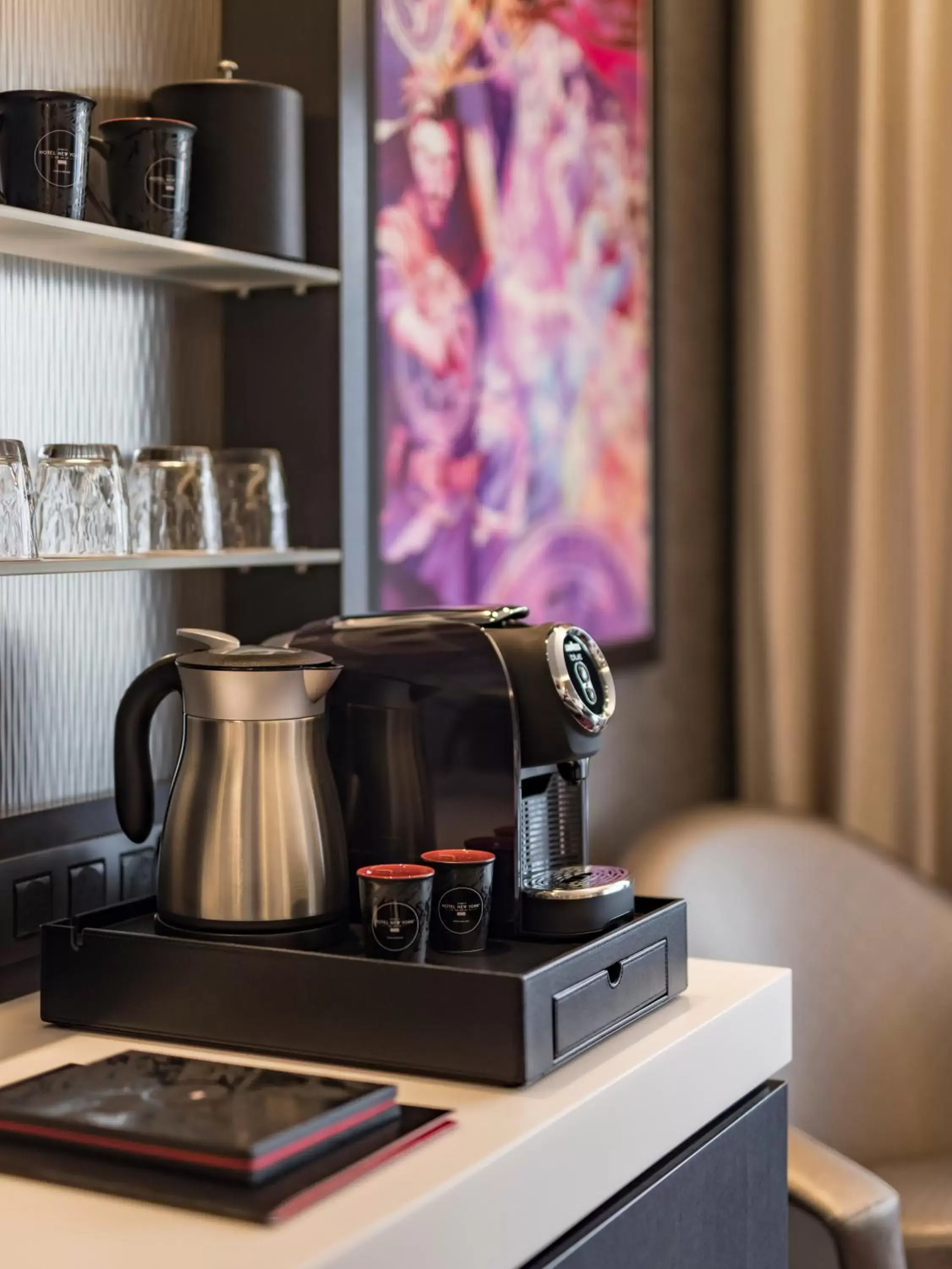 Coffee/tea facilities in Disney Hotel New York - The Art of Marvel