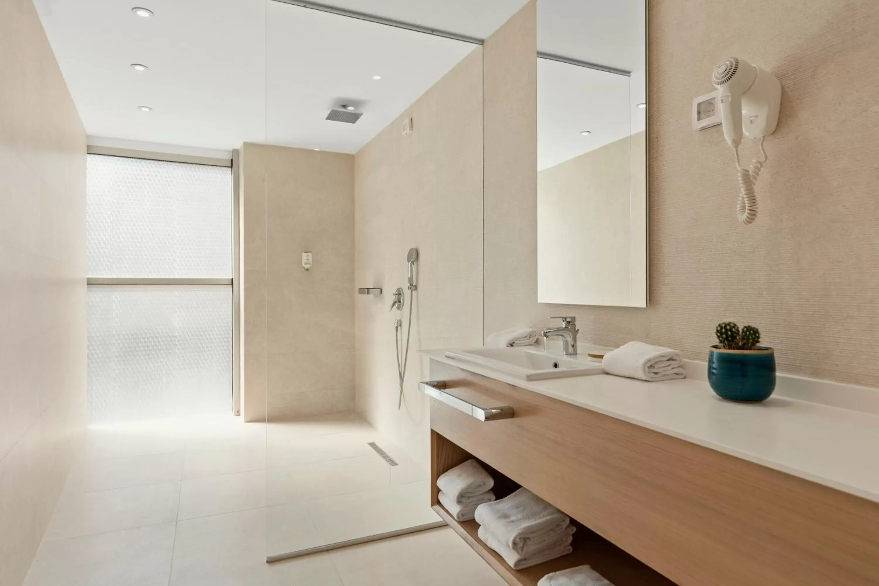 Shower, Bathroom in Hotel Harmonia by Dukley