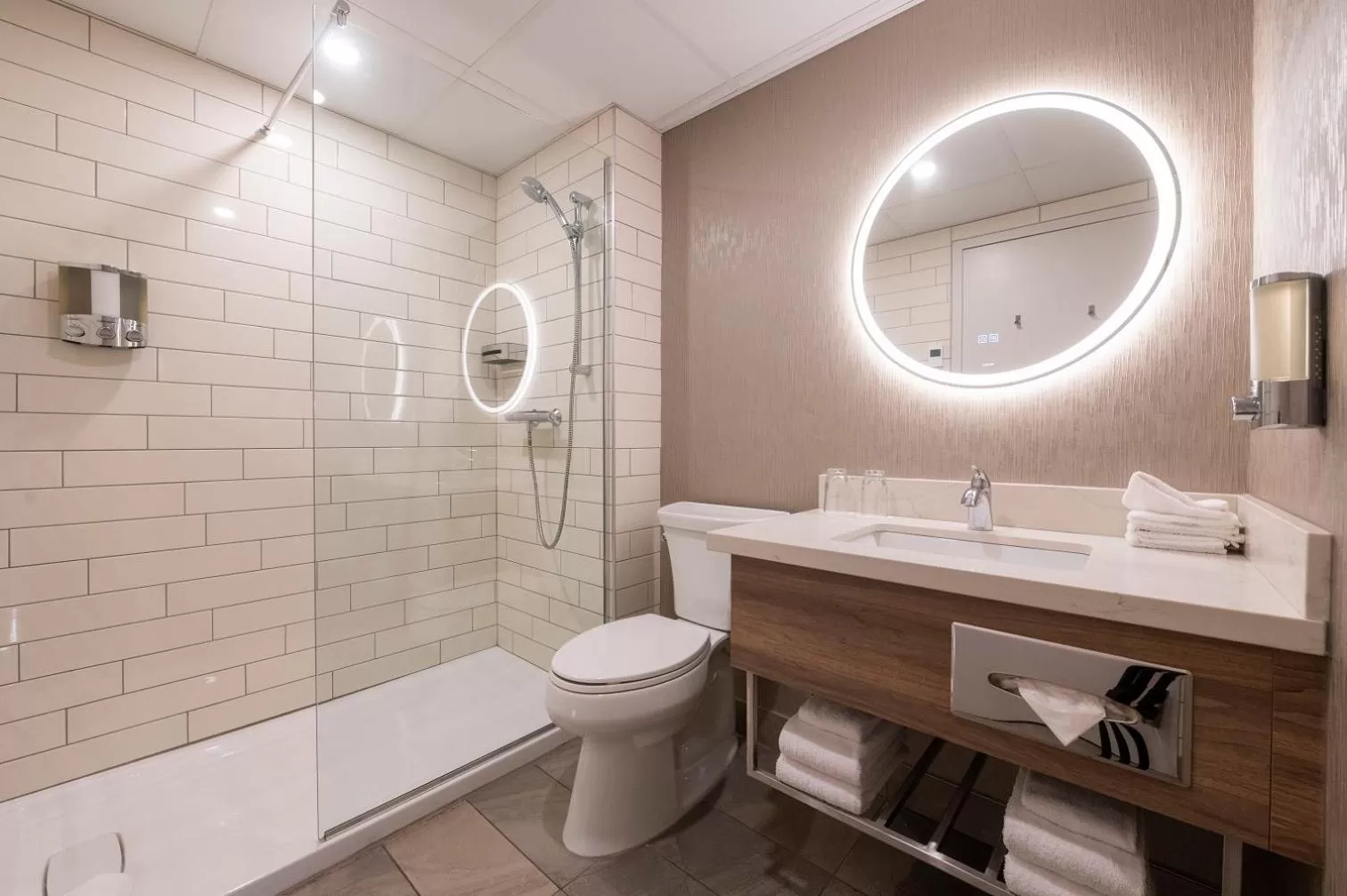 Shower in Hôtel & Suites Le Dauphin Québec