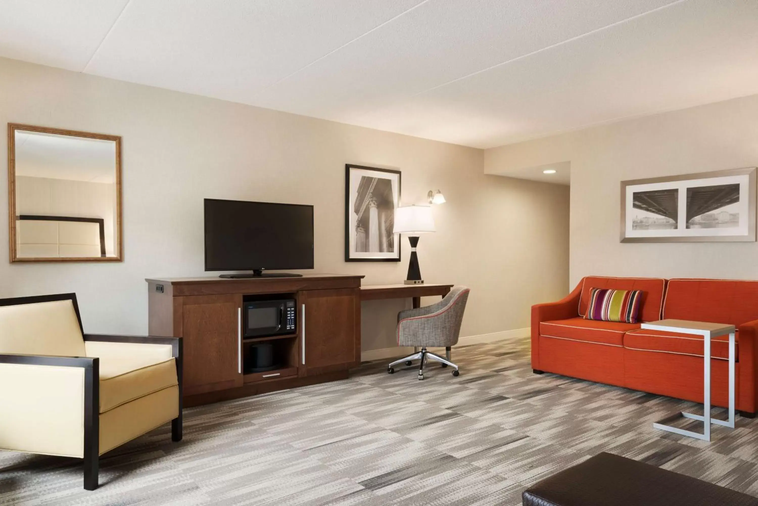 Bed, TV/Entertainment Center in Hampton Inn Lehighton - Jim Thorpe