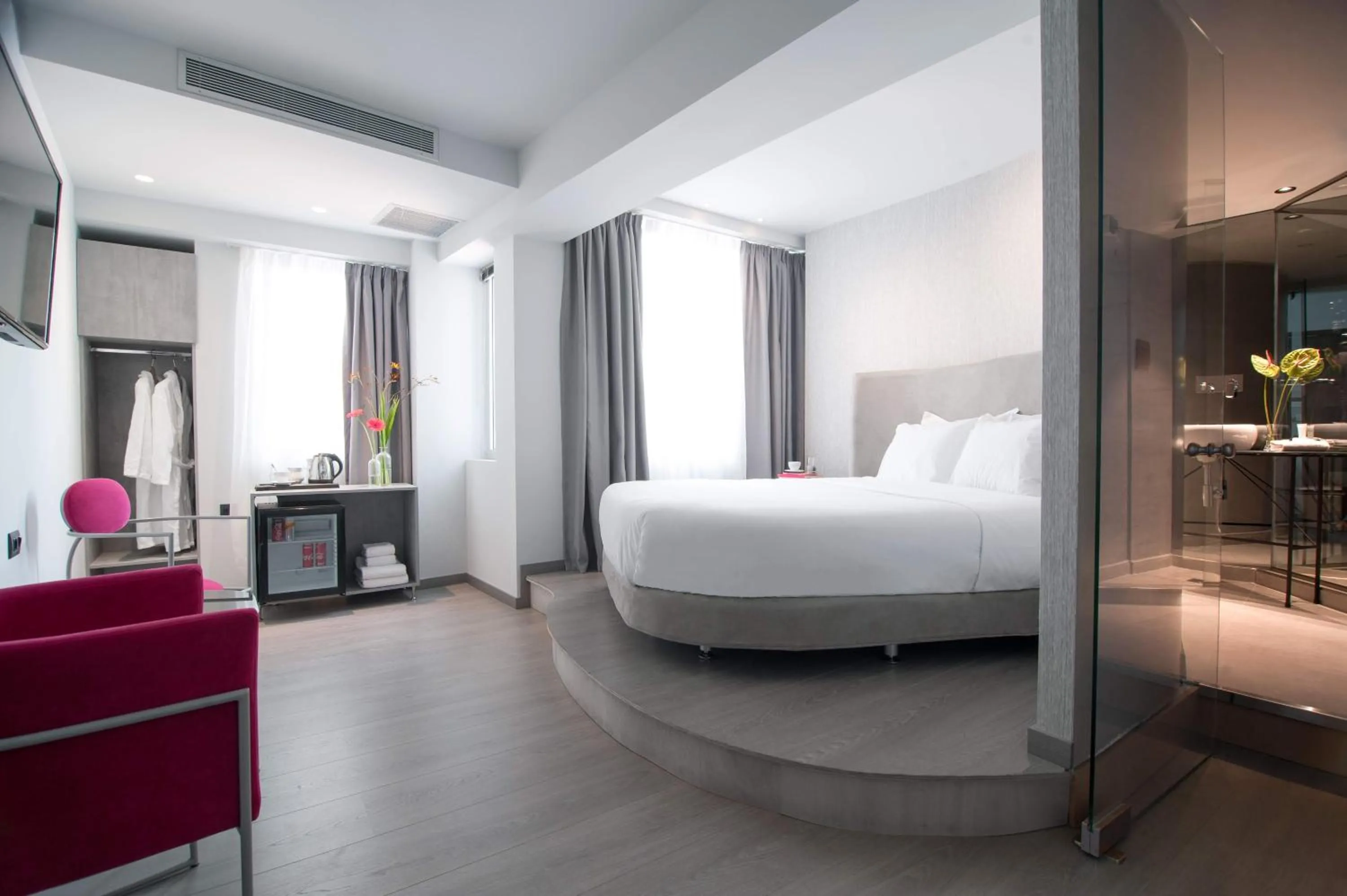 Photo of the whole room, Bed in Athens Utopia Ermou