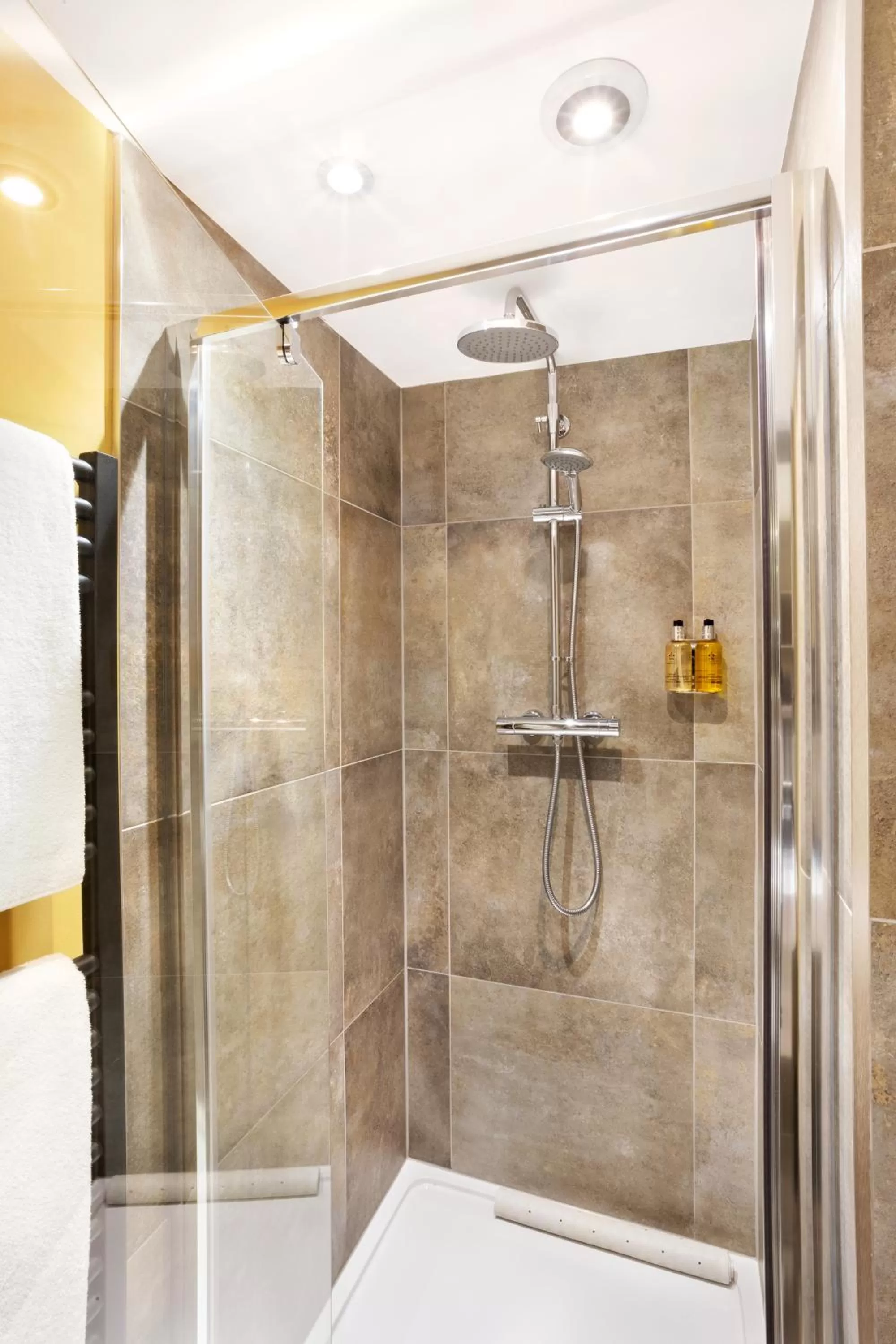 Shower in Shoulder of Mutton Inn