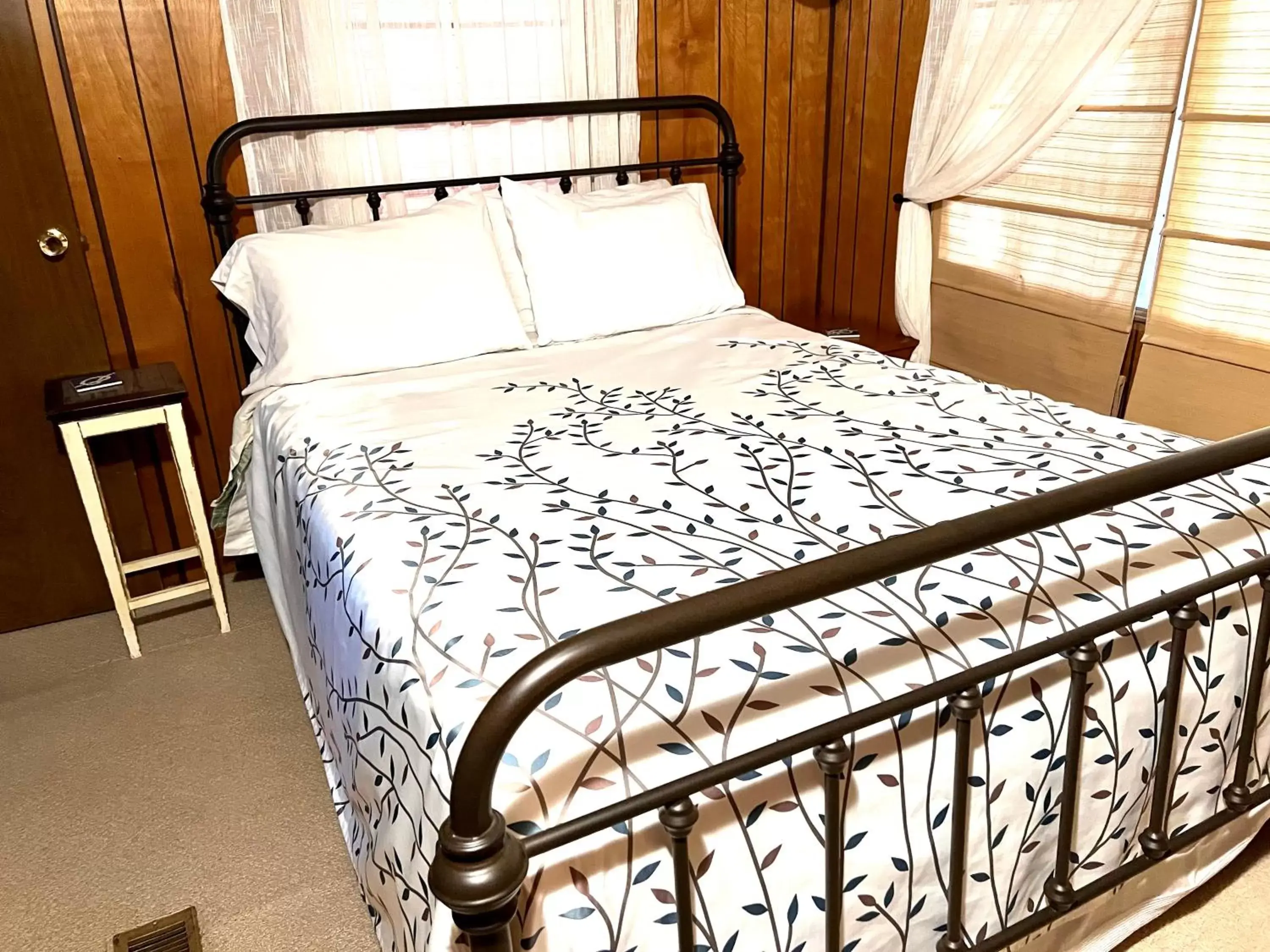 Bedroom, Bed in White Caps Motel