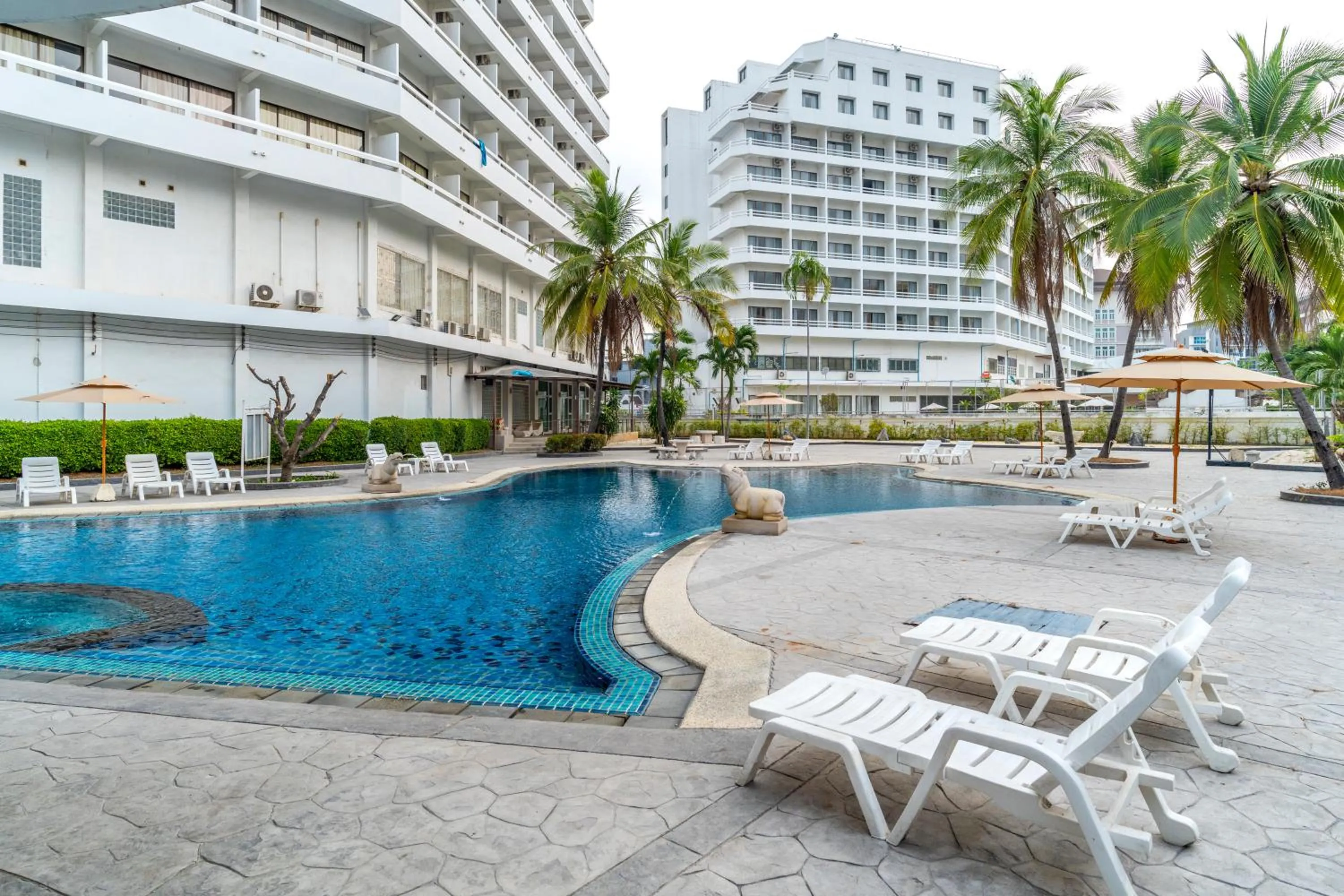 Swimming pool in Welcome Plaza Hotel Pattaya