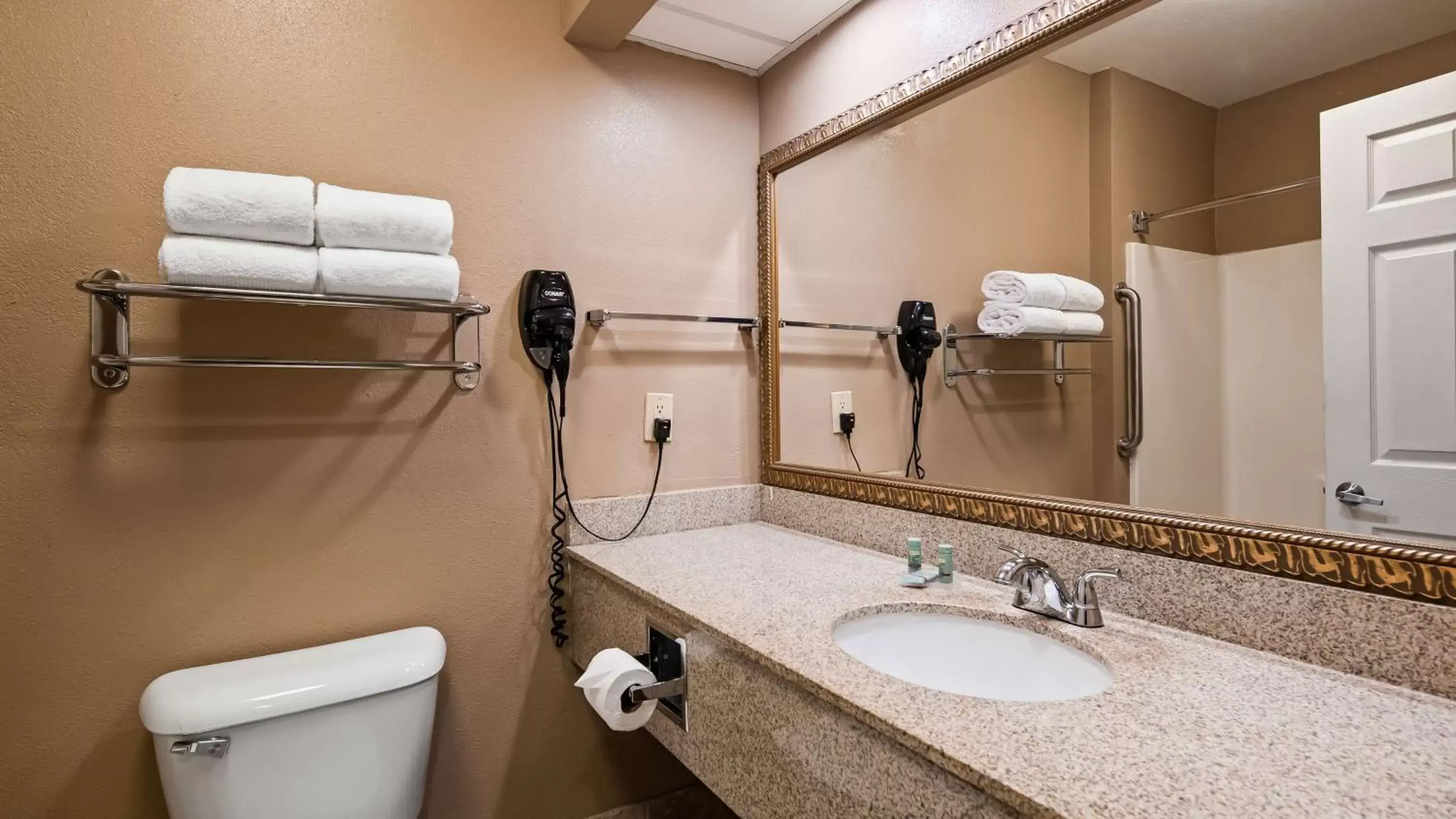 Bathroom in Best Western Lumberton