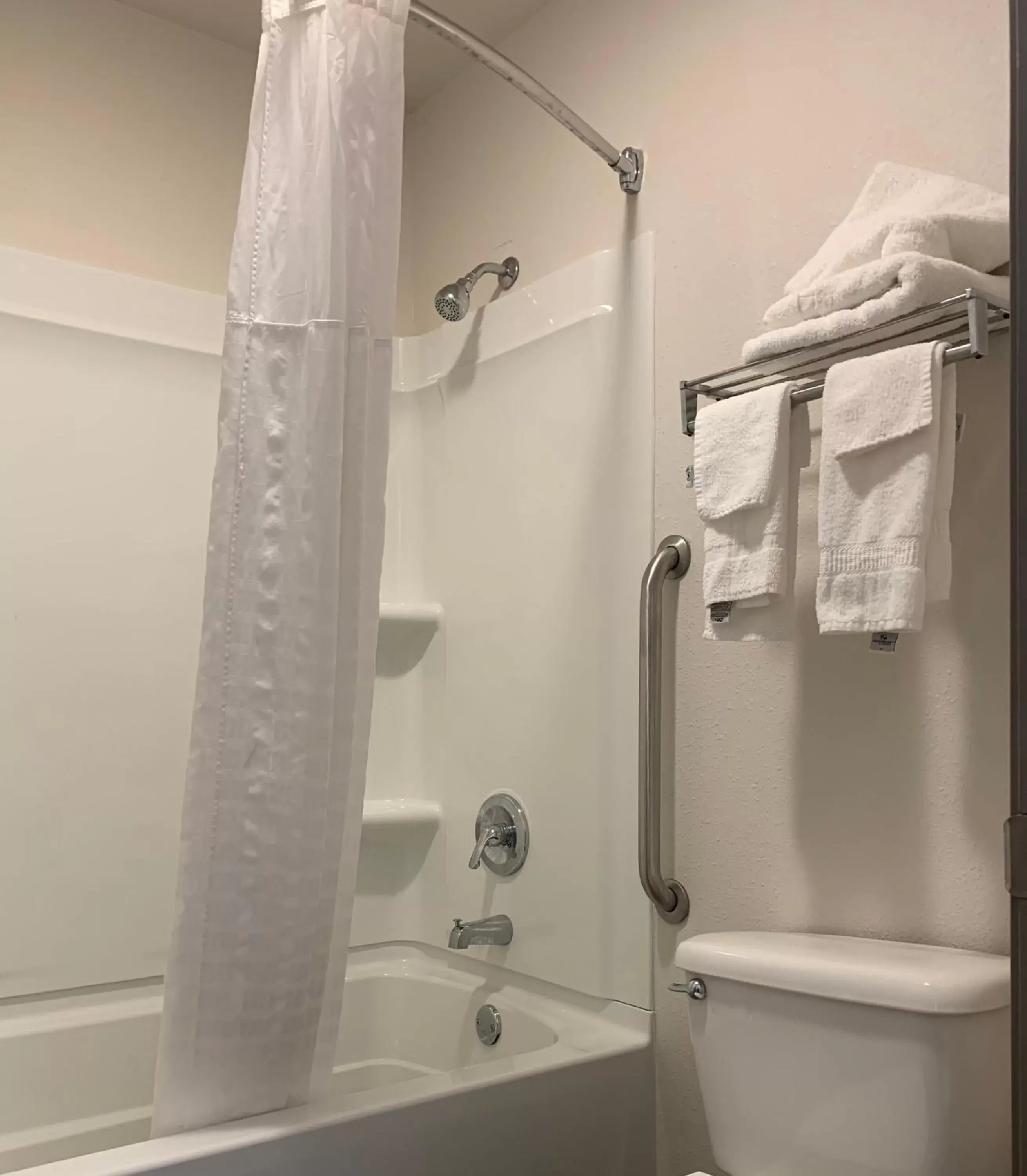Bathroom in Econo Lodge Troy
