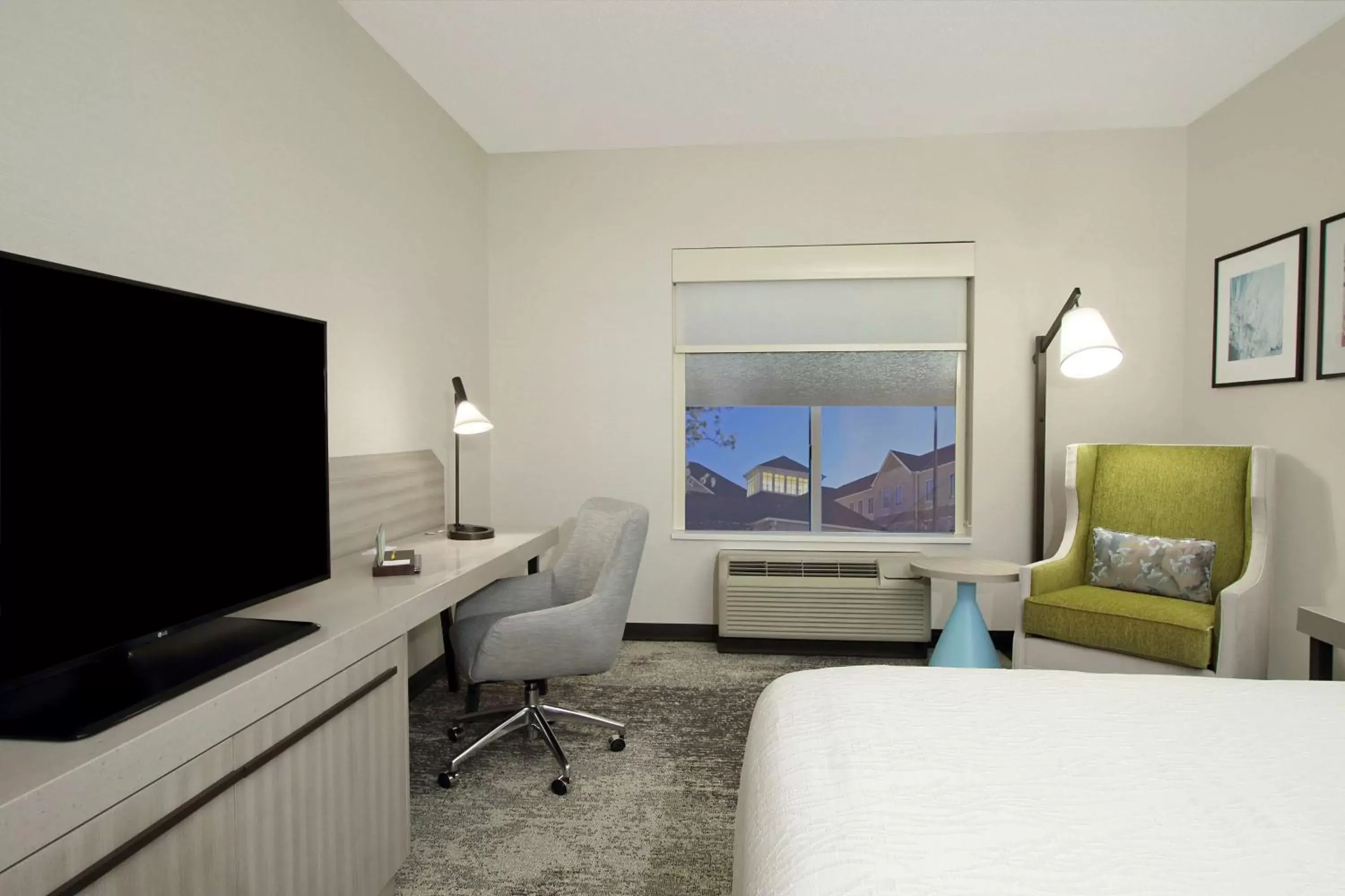 Bedroom, TV/Entertainment Center in Hilton Garden Inn Columbus-University Area