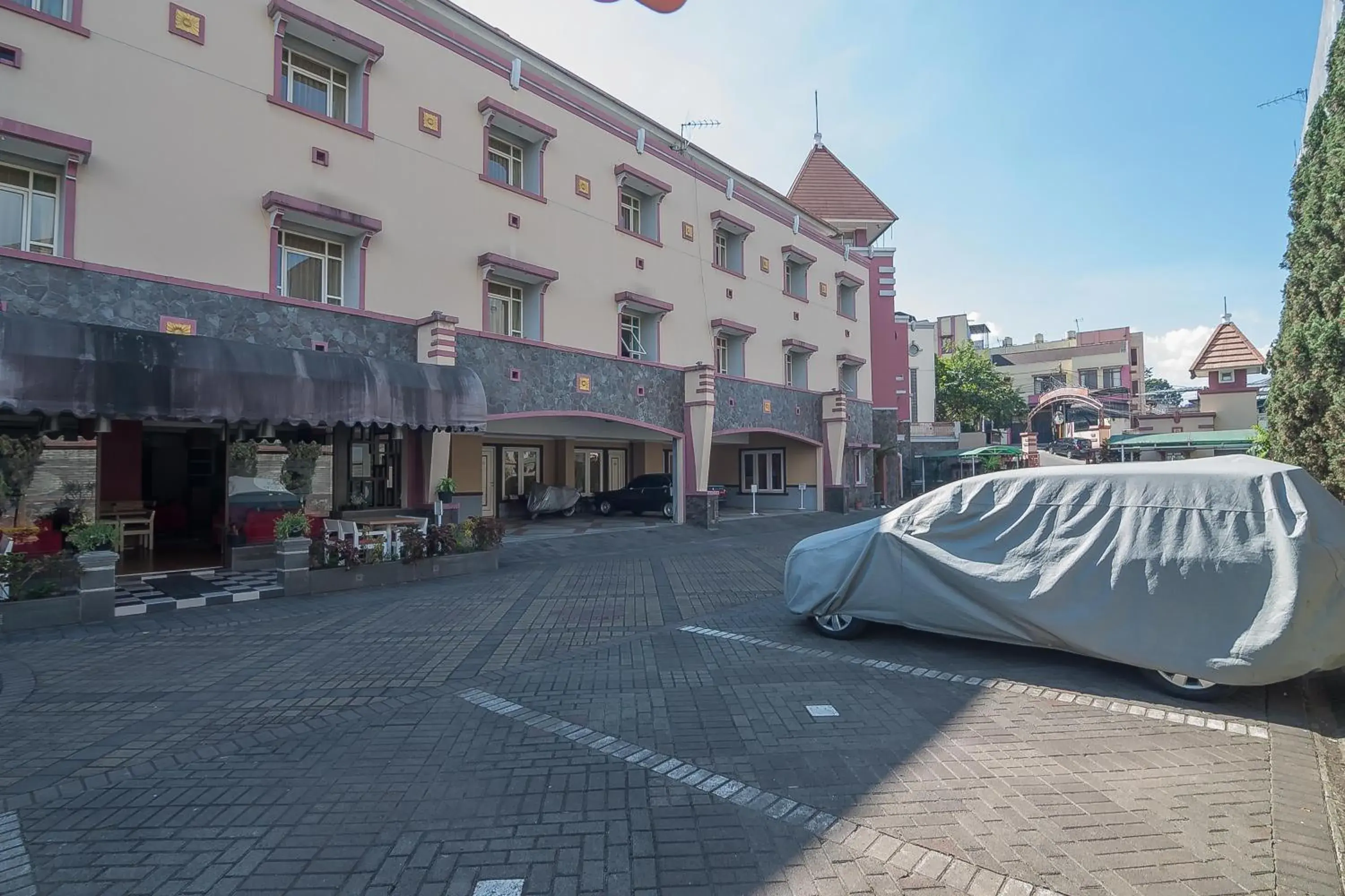 Property building in RedDoorz at Amellia Pasteur Bandung Property building in RedDoorz at Amellia Pasteur Bandung