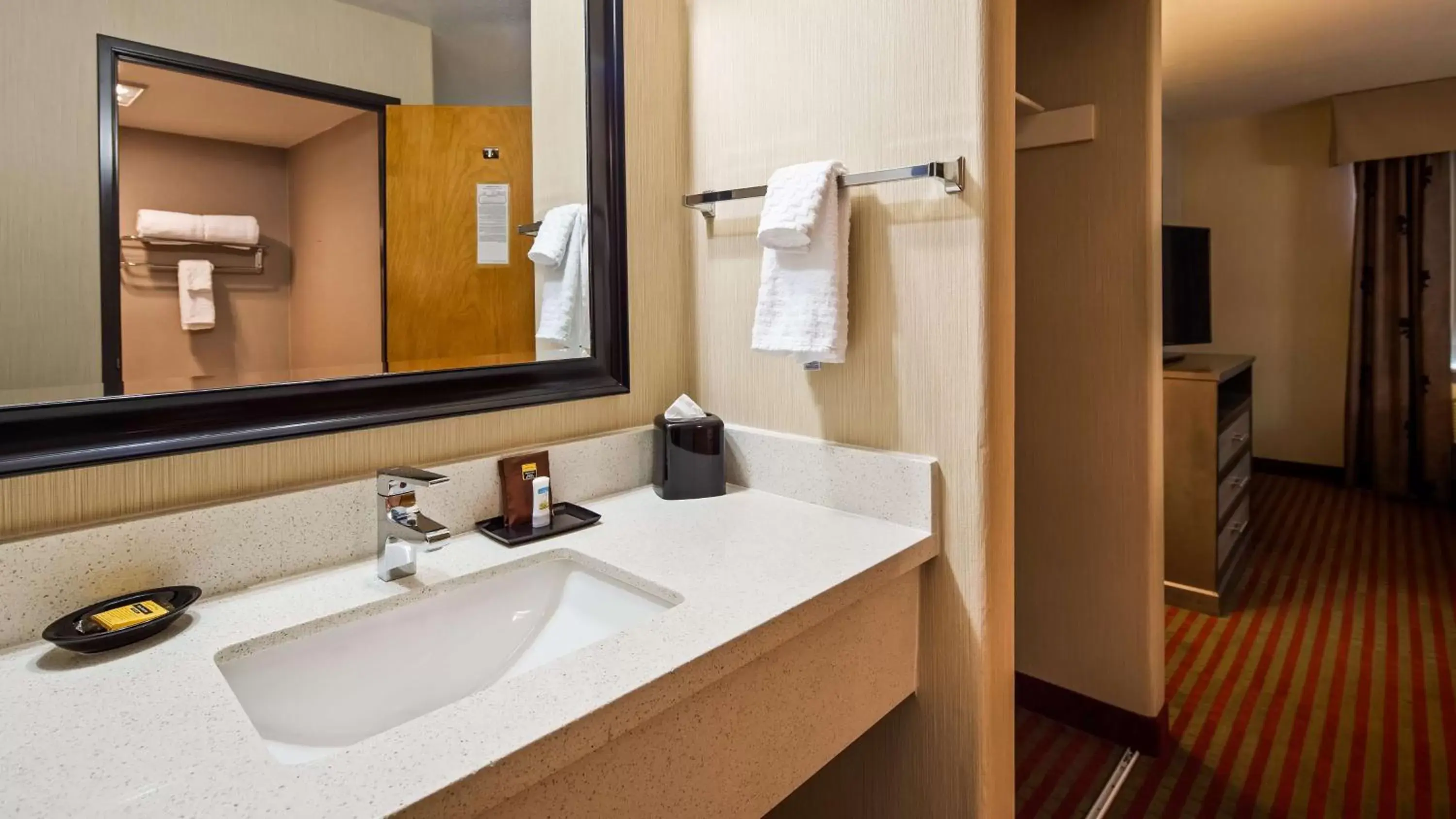 Photo of the whole room, Bathroom in Best Western Plus Executive Suites Albuquerque