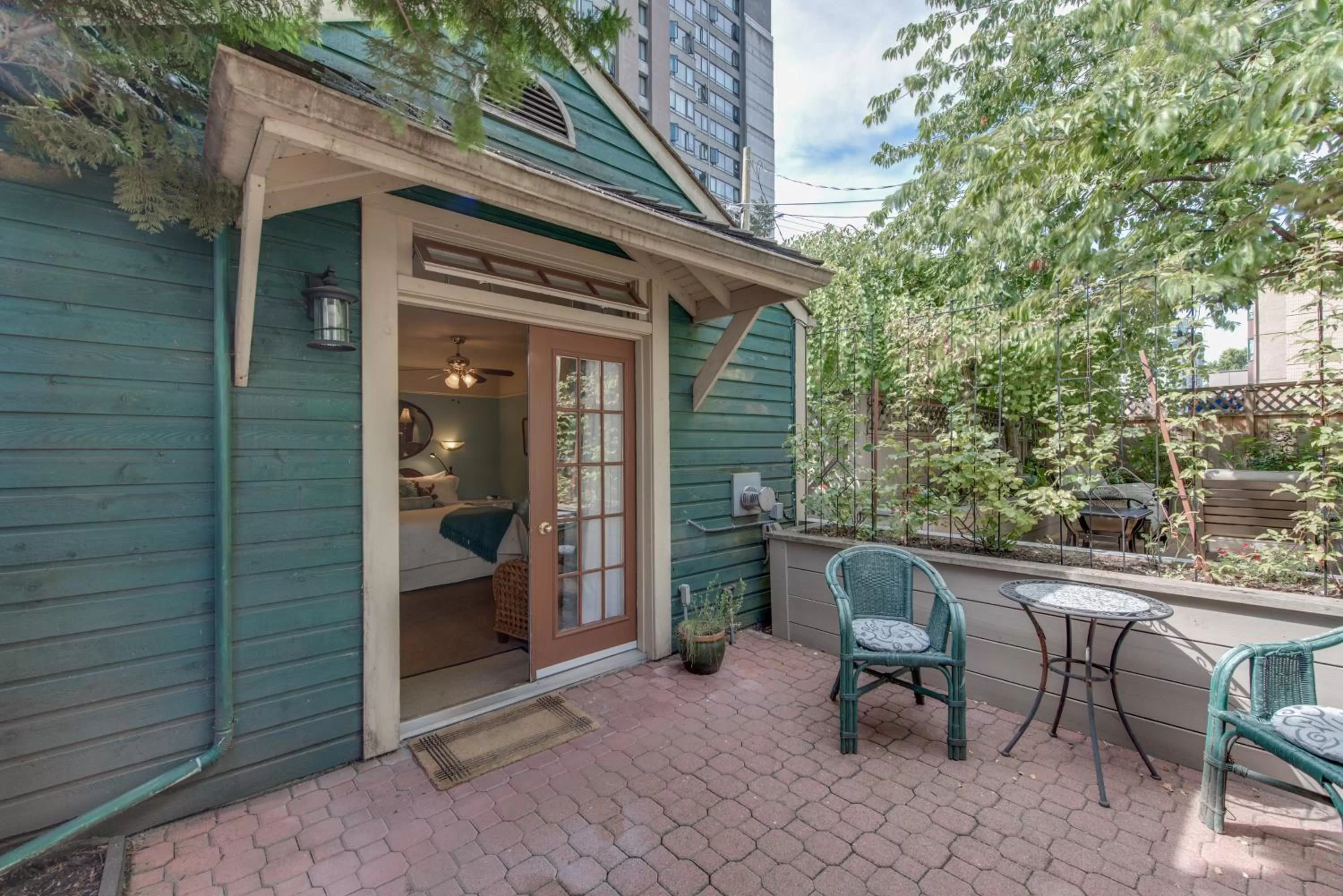 Property building in O Canada House Bed & Breakfast