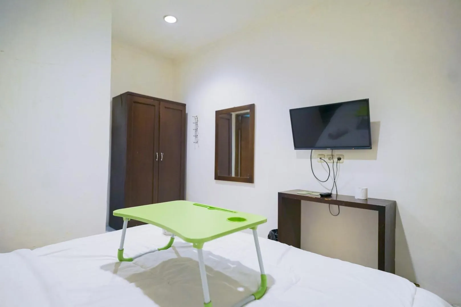 Bedroom, TV/Entertainment Center in Urbanview Hotel Bes Mangga Besar by RedDoorz