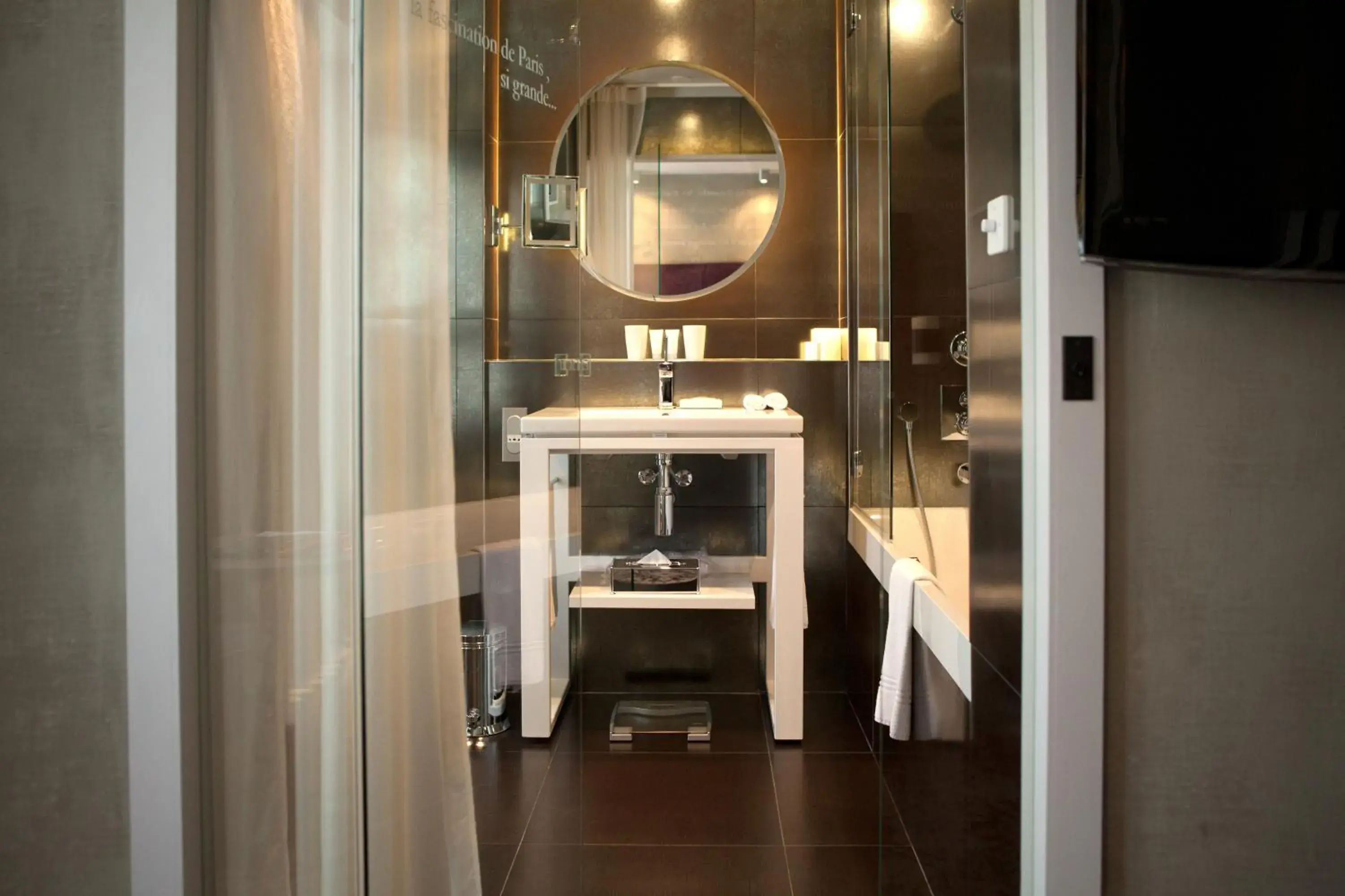 Bathroom in Le Pavillon Des Lettres