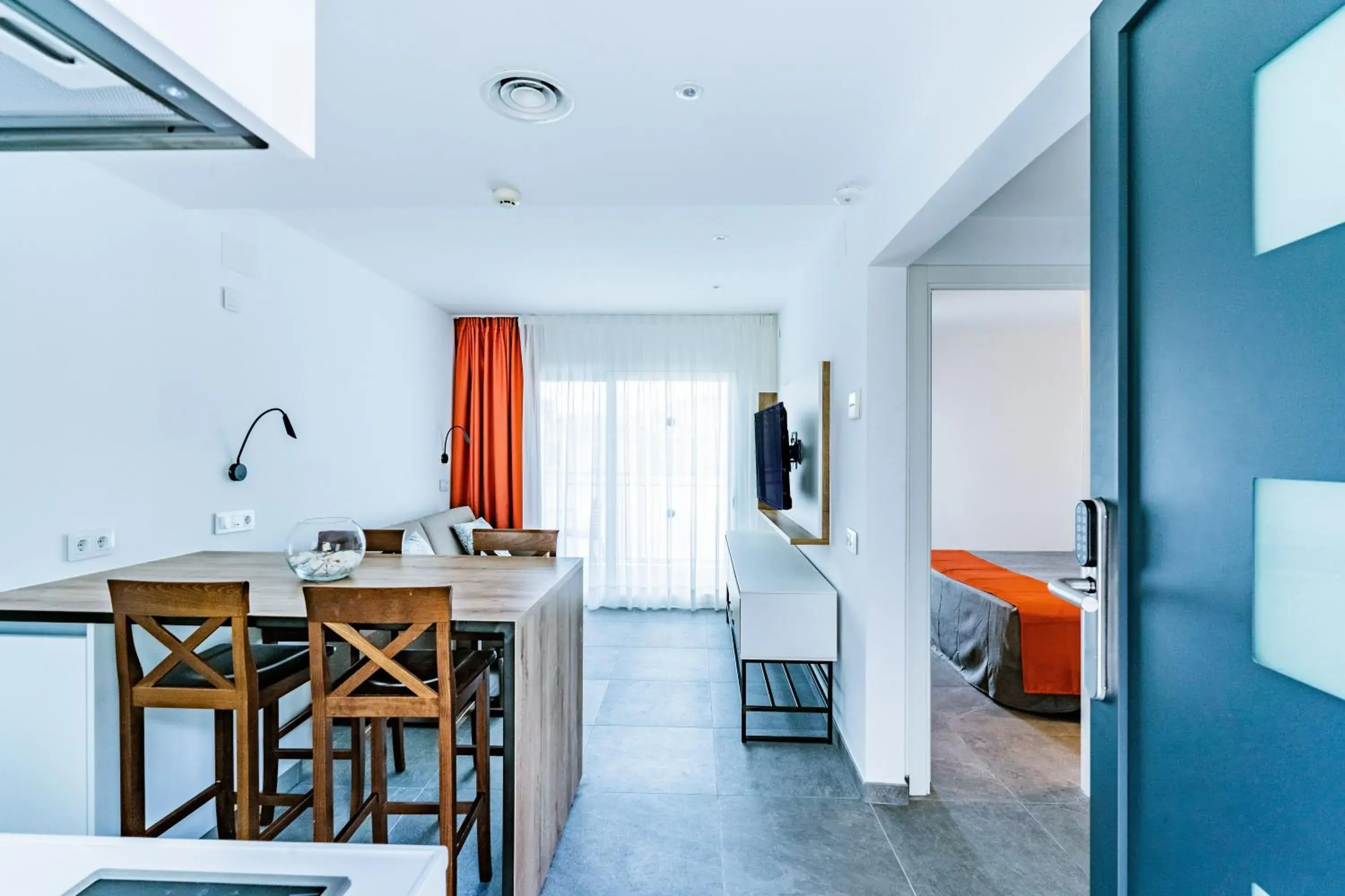 Living room, Kitchen/Kitchenette in Apartamentos Sunway Apollo