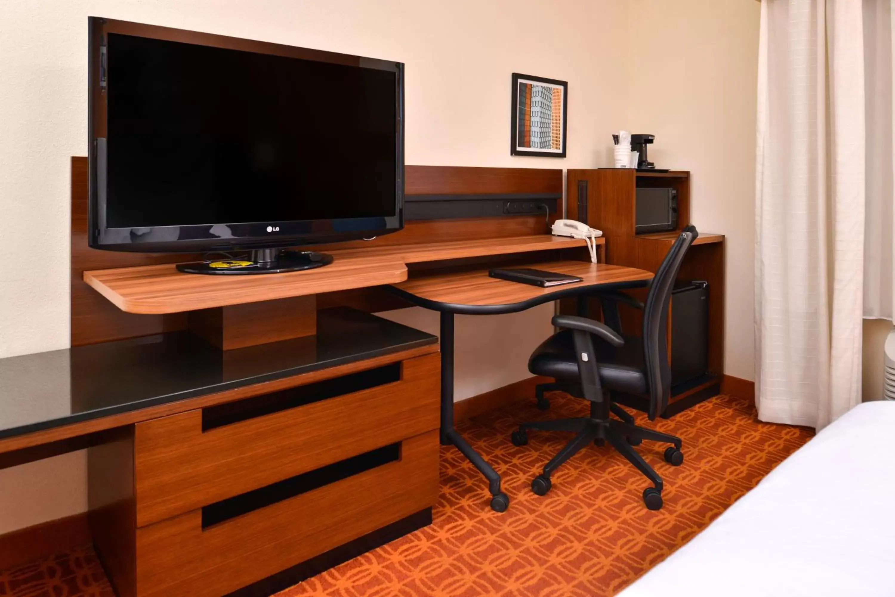 TV and multimedia, TV/Entertainment Center in SureStay Plus Hotel by Best Western Ottumwa