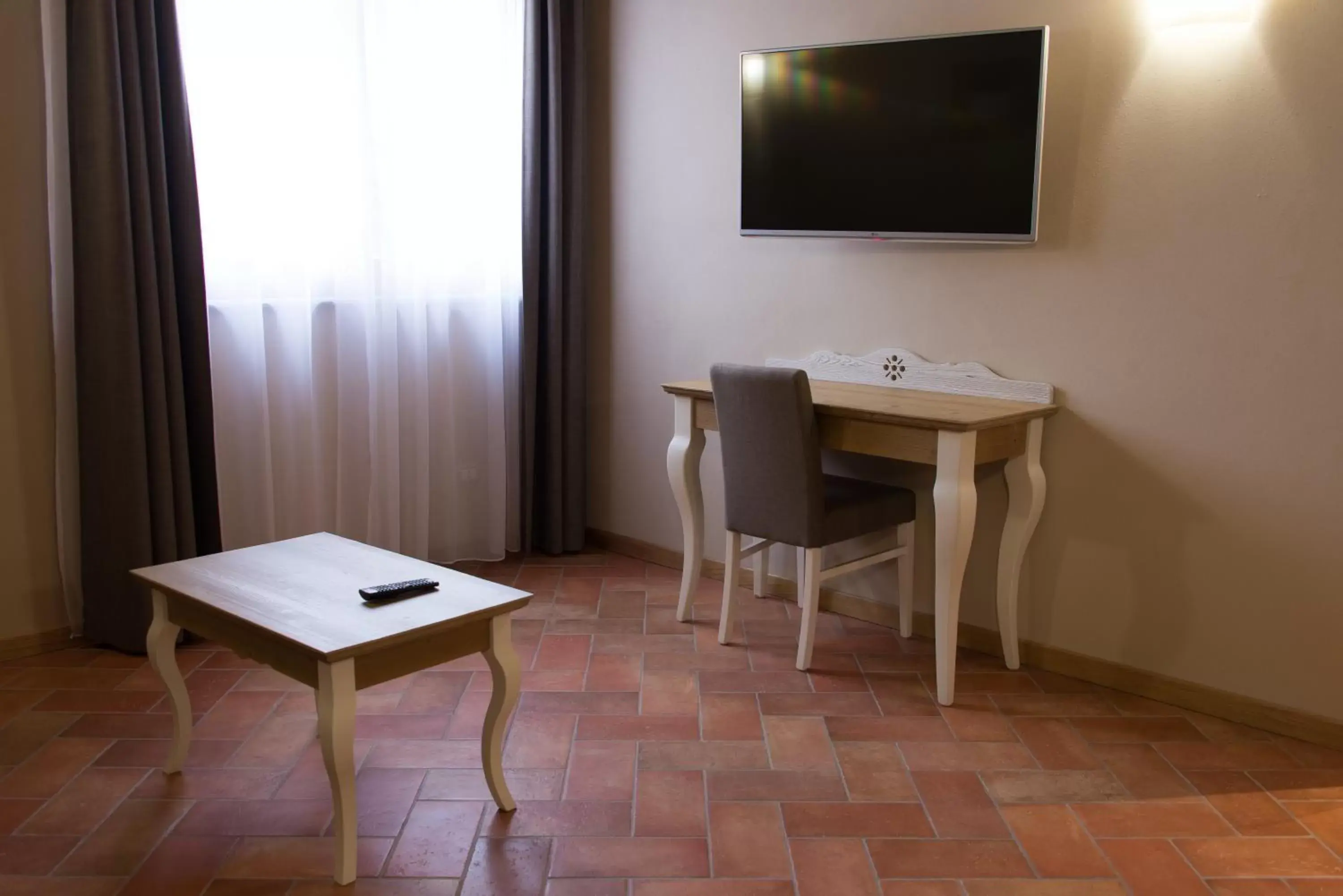 Seating area, TV/Entertainment Center in Hotel Sesmones