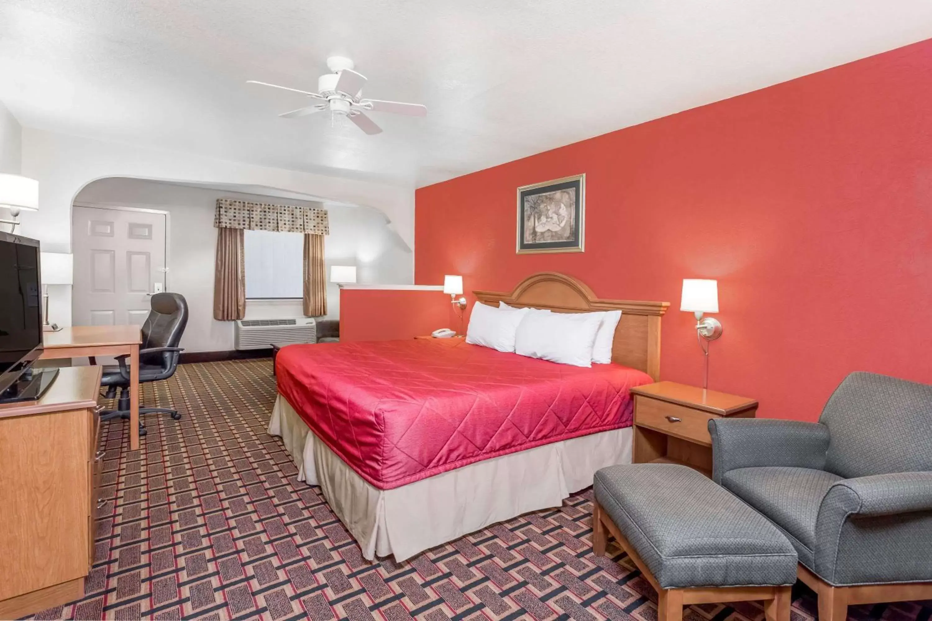 Photo of the whole room, Bed in Ramada Limited San Angelo