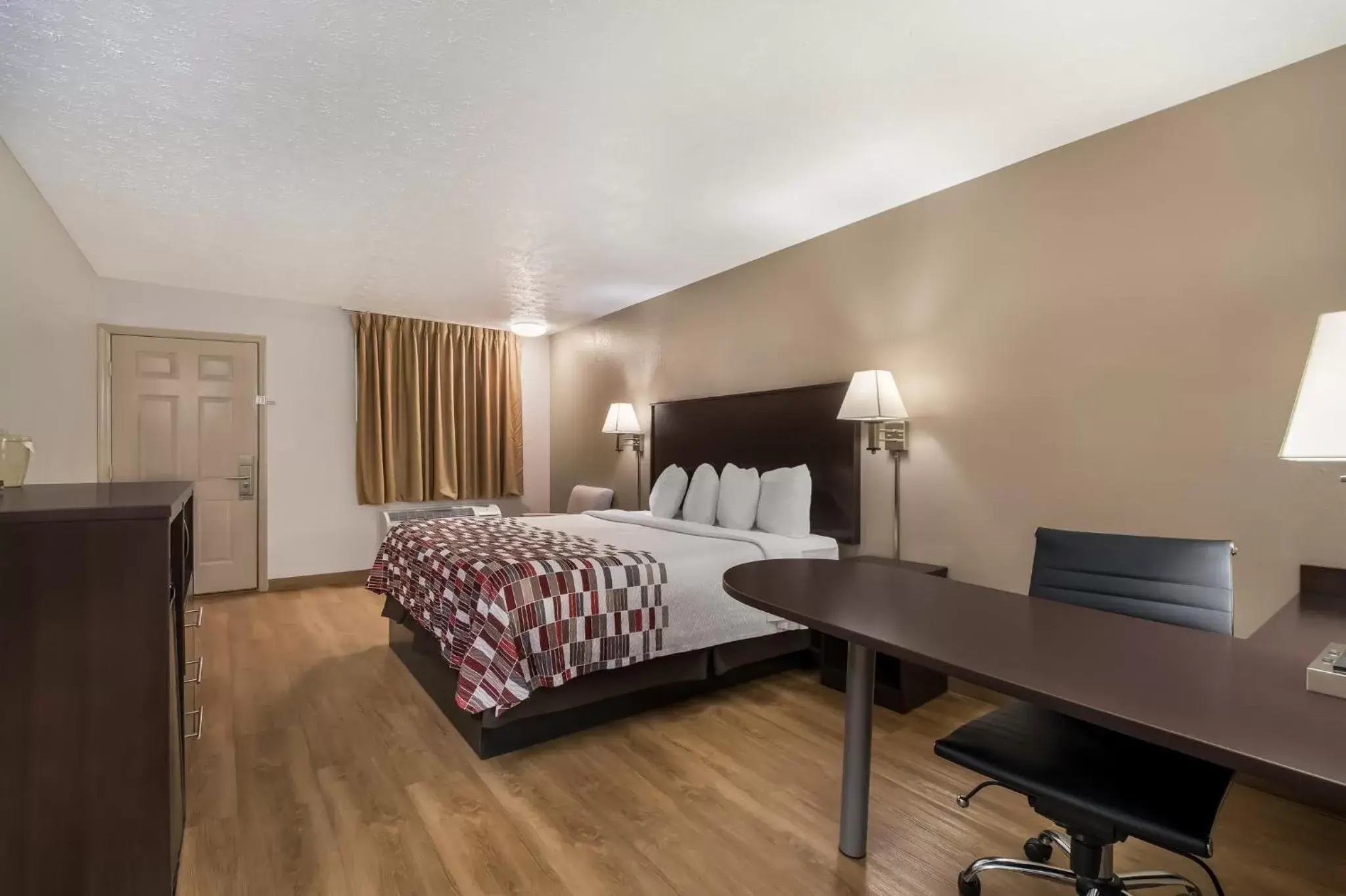 Photo of the whole room in Red Roof Inn Crossville Photo of the whole room in Red Roof Inn Crossville