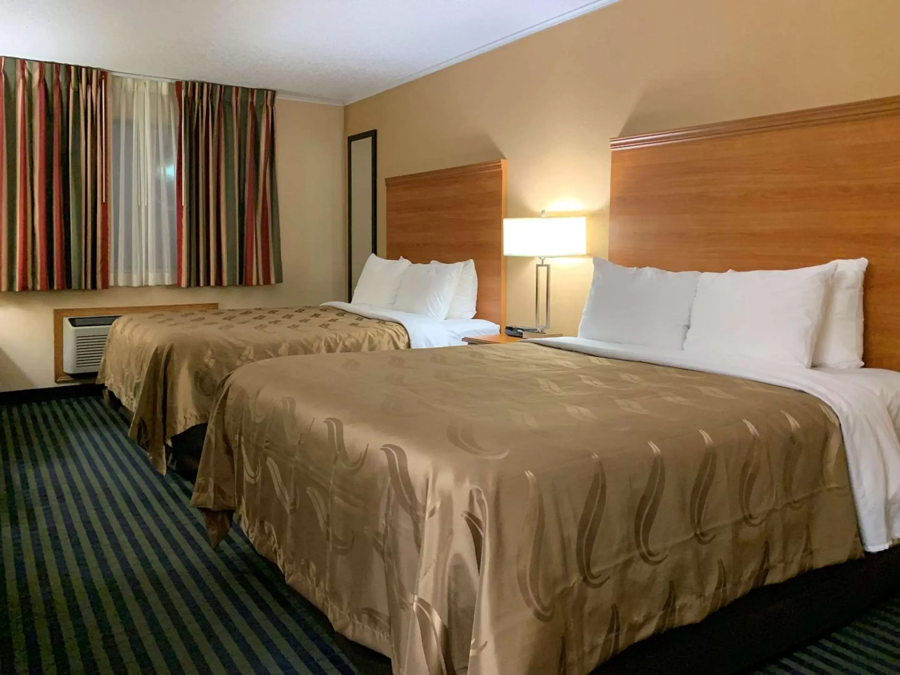 Photo of the whole room, Bed in Quality Inn Ottawa near Starved Rock State Park