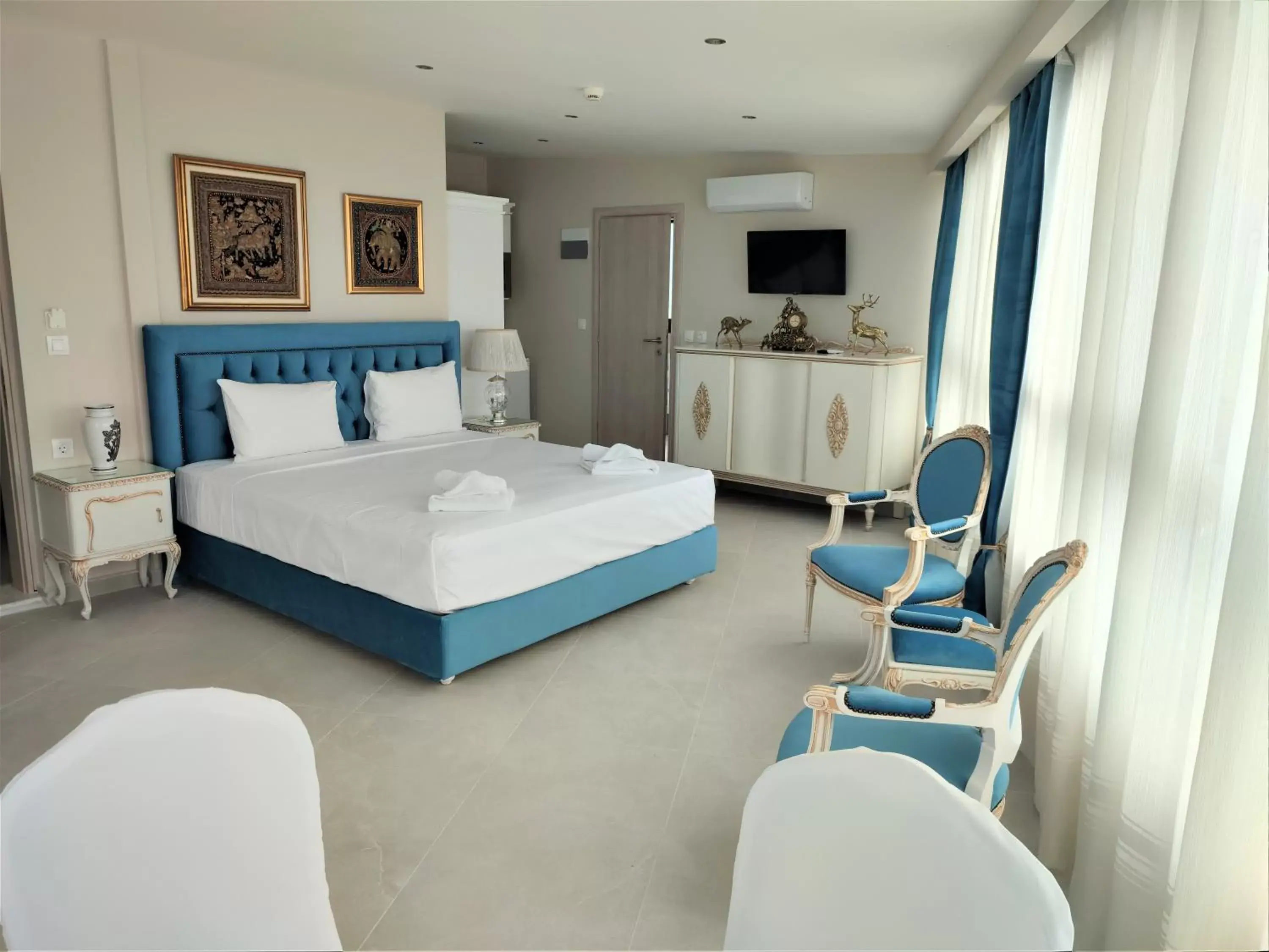 Photo of the whole room in Light Blue Hotel