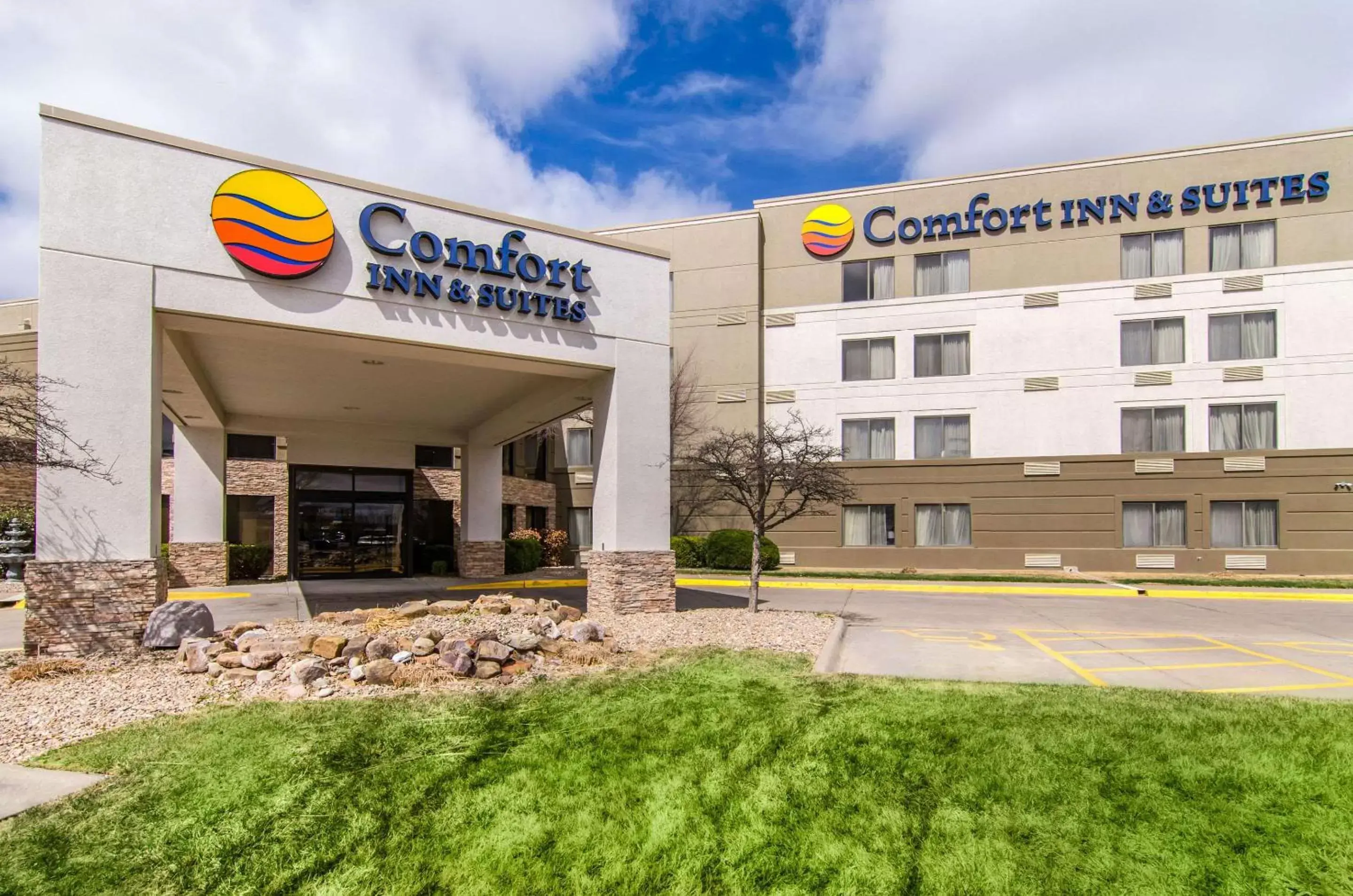 Property Building in Comfort Inn & Suites