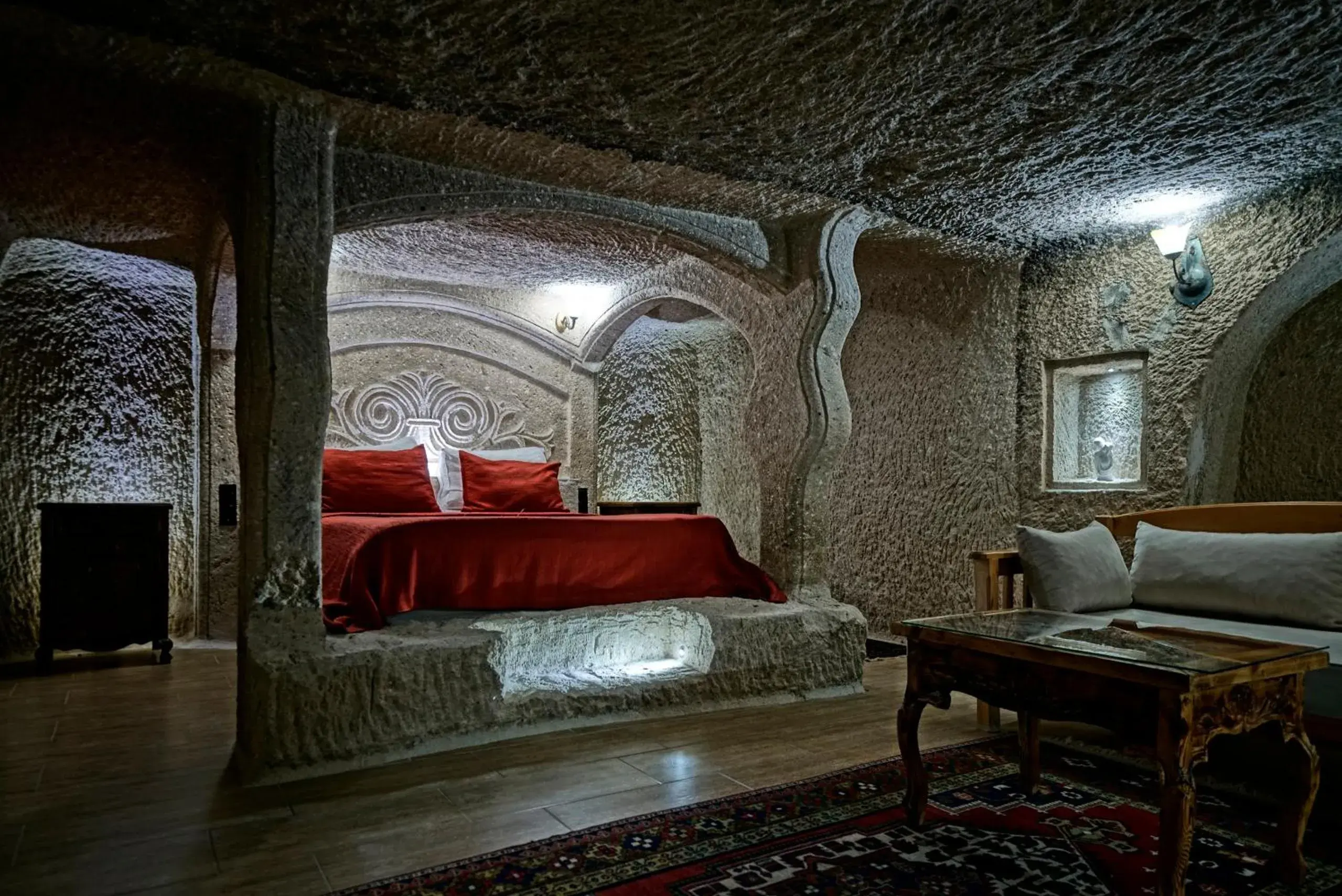 Bed, Seating Area in Holiday Cave Hotel