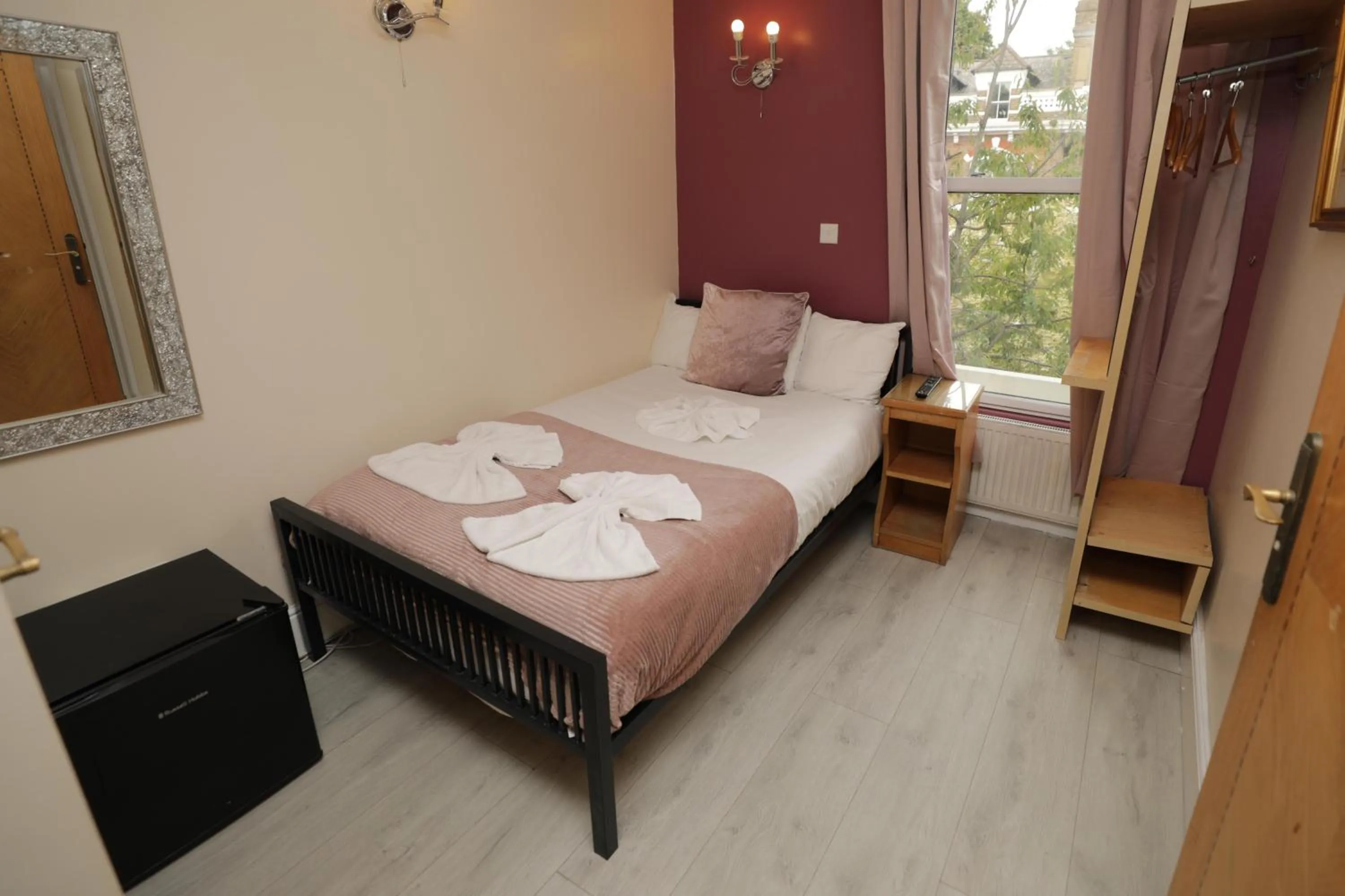 Bedroom, Bed in Holland Inn Hotel