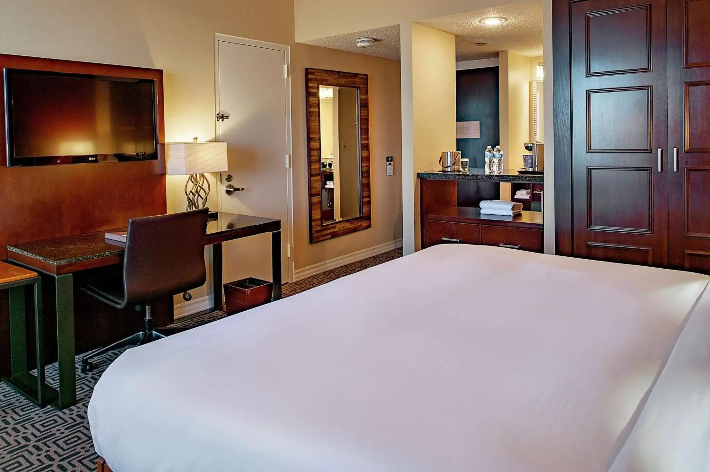 Bedroom, Bed in DoubleTree by Hilton Hotel St. Louis - Chesterfield