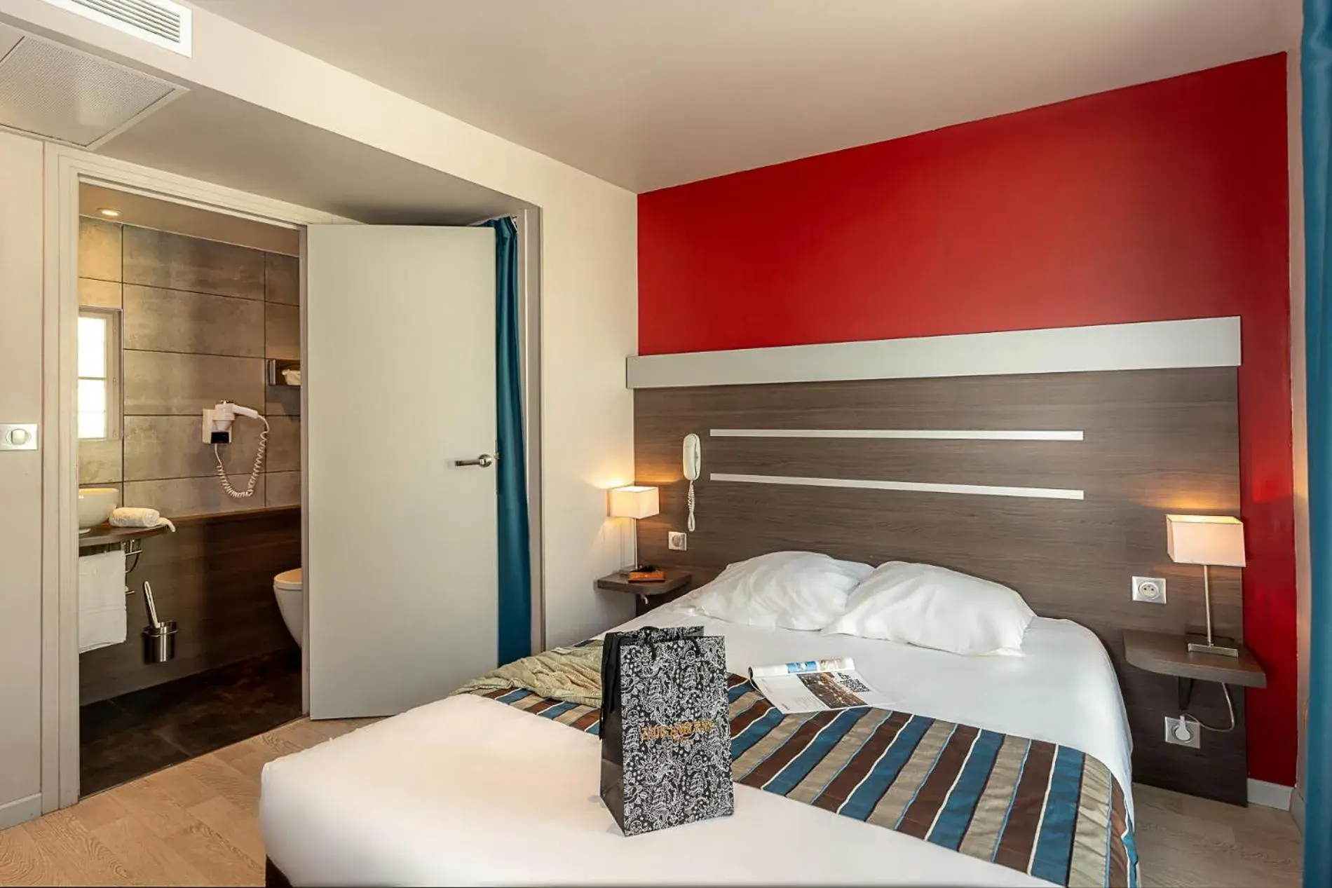 Bed in Hotel Terminus Saint-Charles