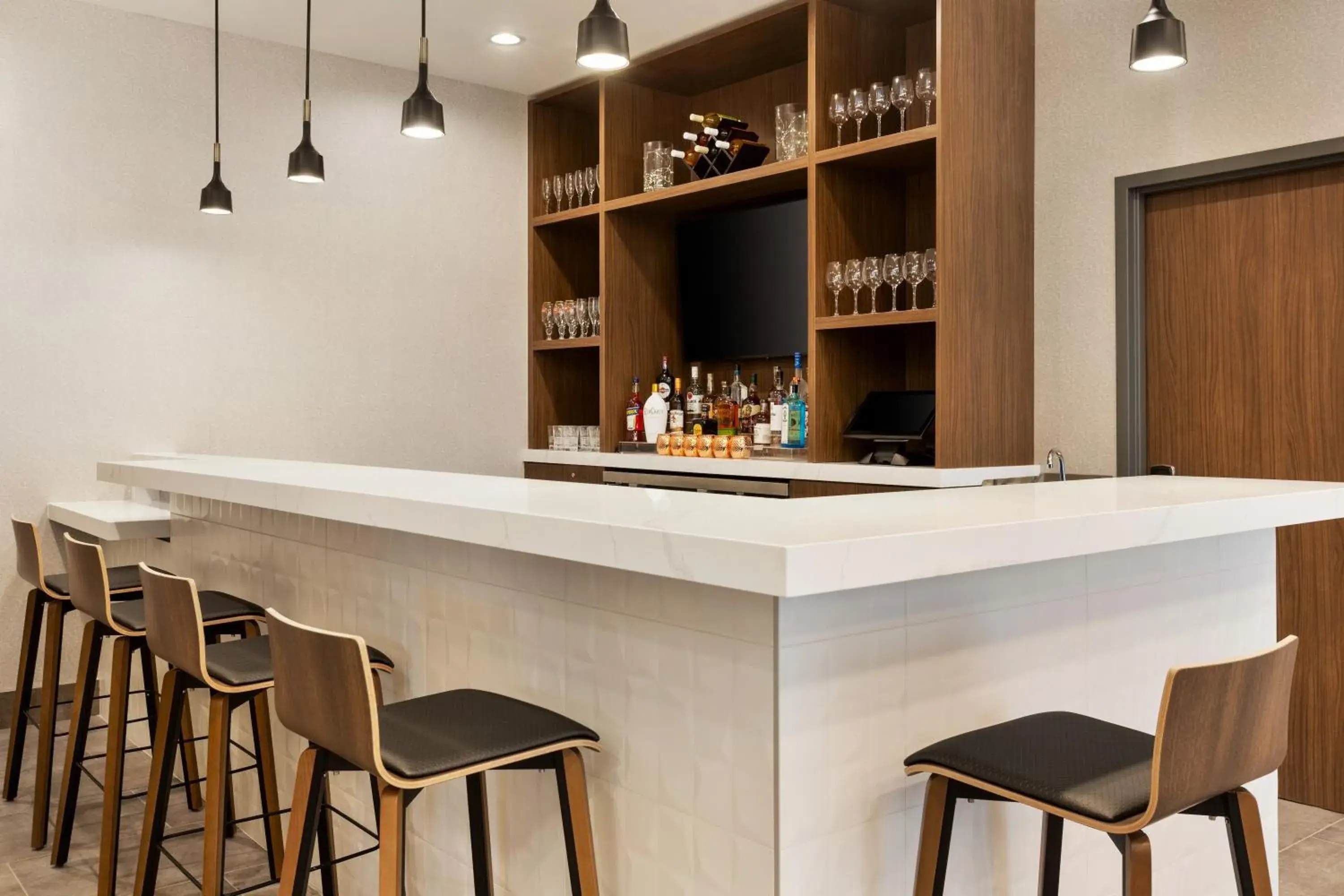 Lounge or bar, Lounge/Bar in La Quinta Inn & Suites by Wyndham Mount Laurel Moorestown