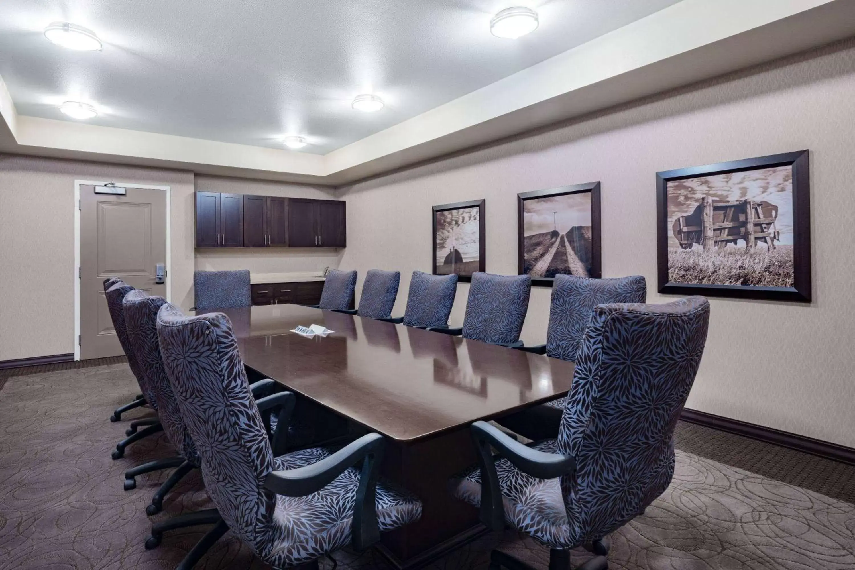 Meeting/conference room in Hawthorn Suites by Wyndham Dickinson