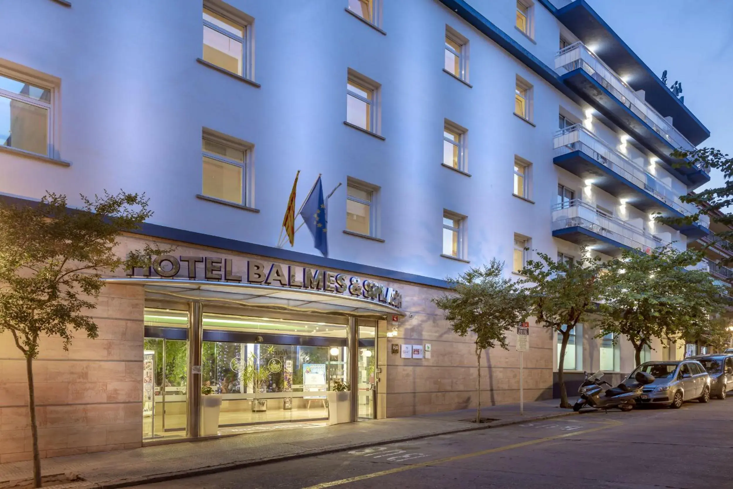 Facade/entrance, Property Building in GHT Balmes, Hotel-Aparthotel&SPLASH