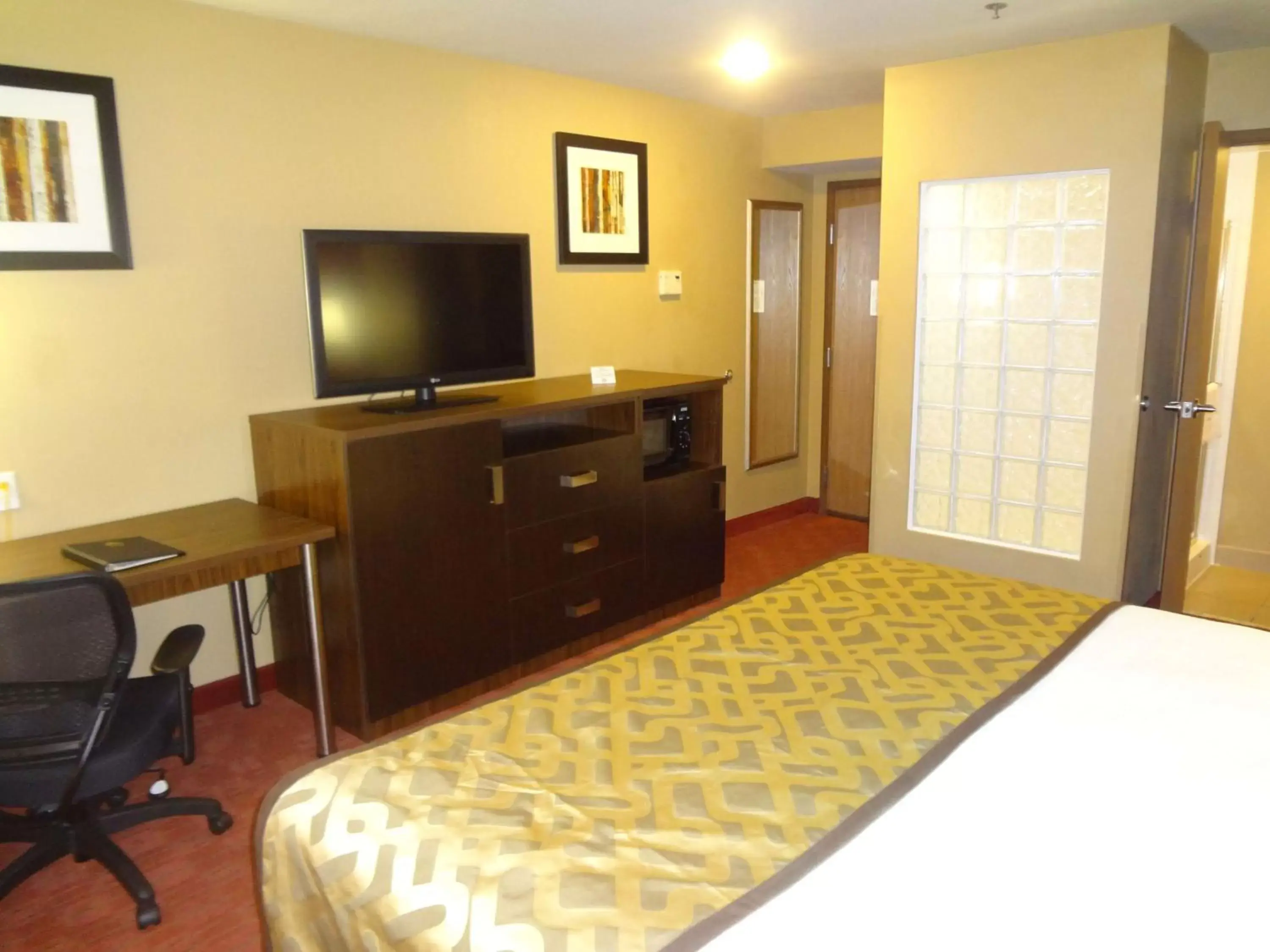 Photo of the whole room, TV/Entertainment Center in Best Western Plus Tulsa Woodland Hills Hotel and Suites