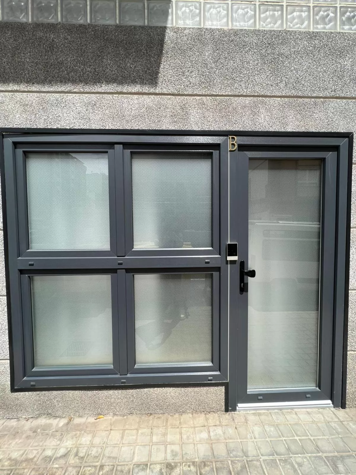 Facade/entrance in Carbonell 1