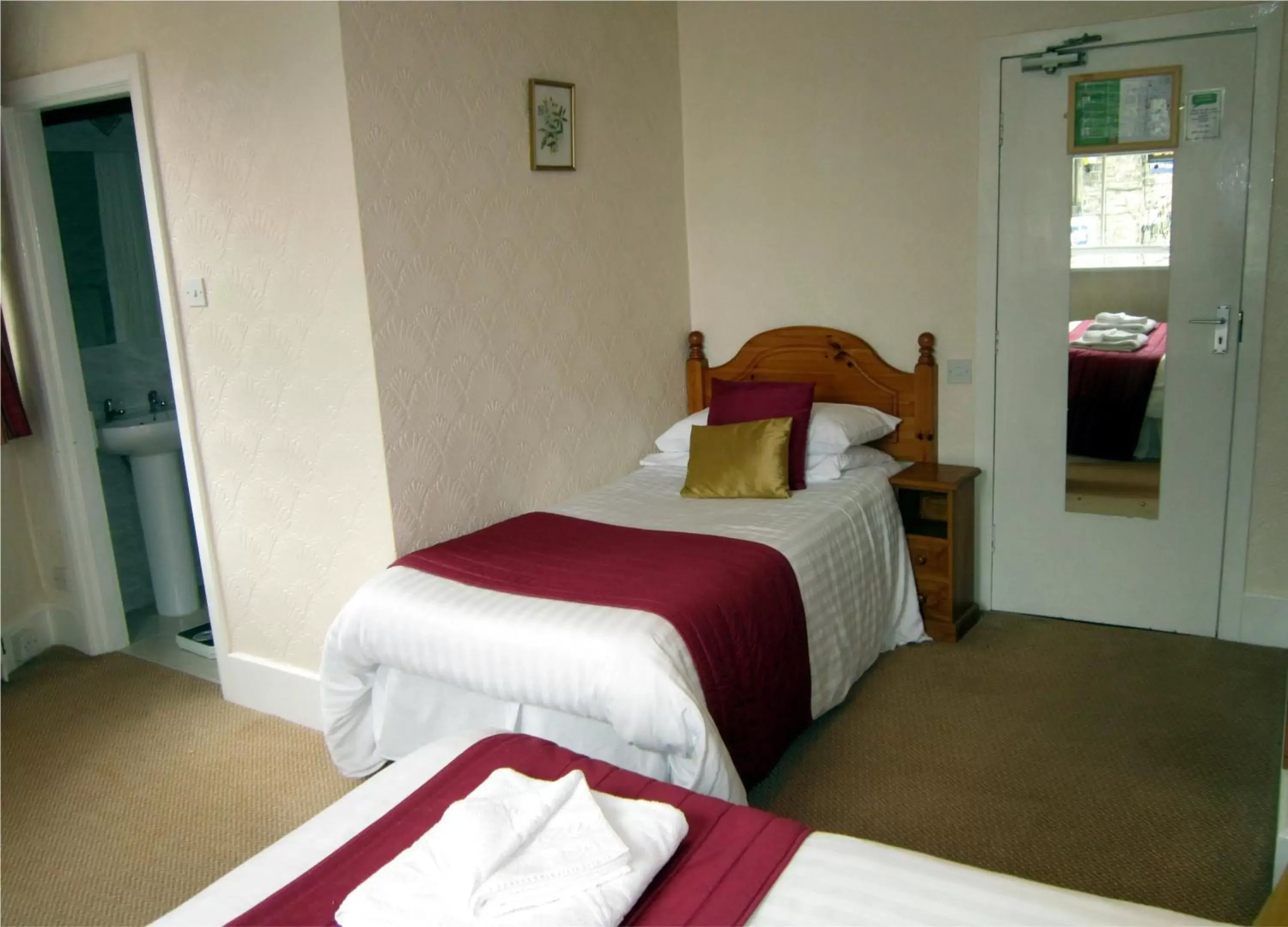 Bedroom, Bed in The Old White Lion Hotel