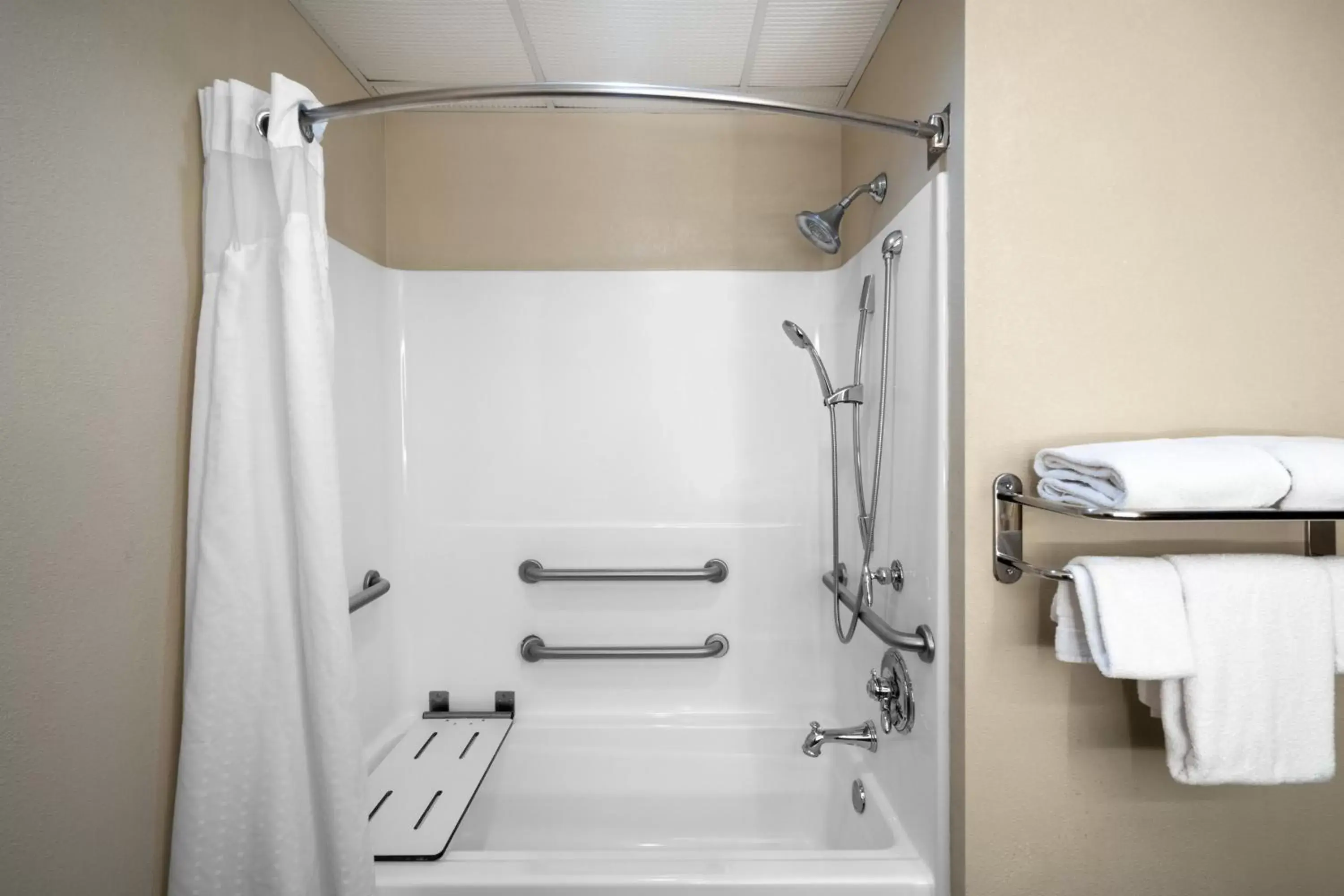 Photo of the whole room, Bathroom in Holiday Inn Express Hotel & Suites Ashland, an IHG Hotel