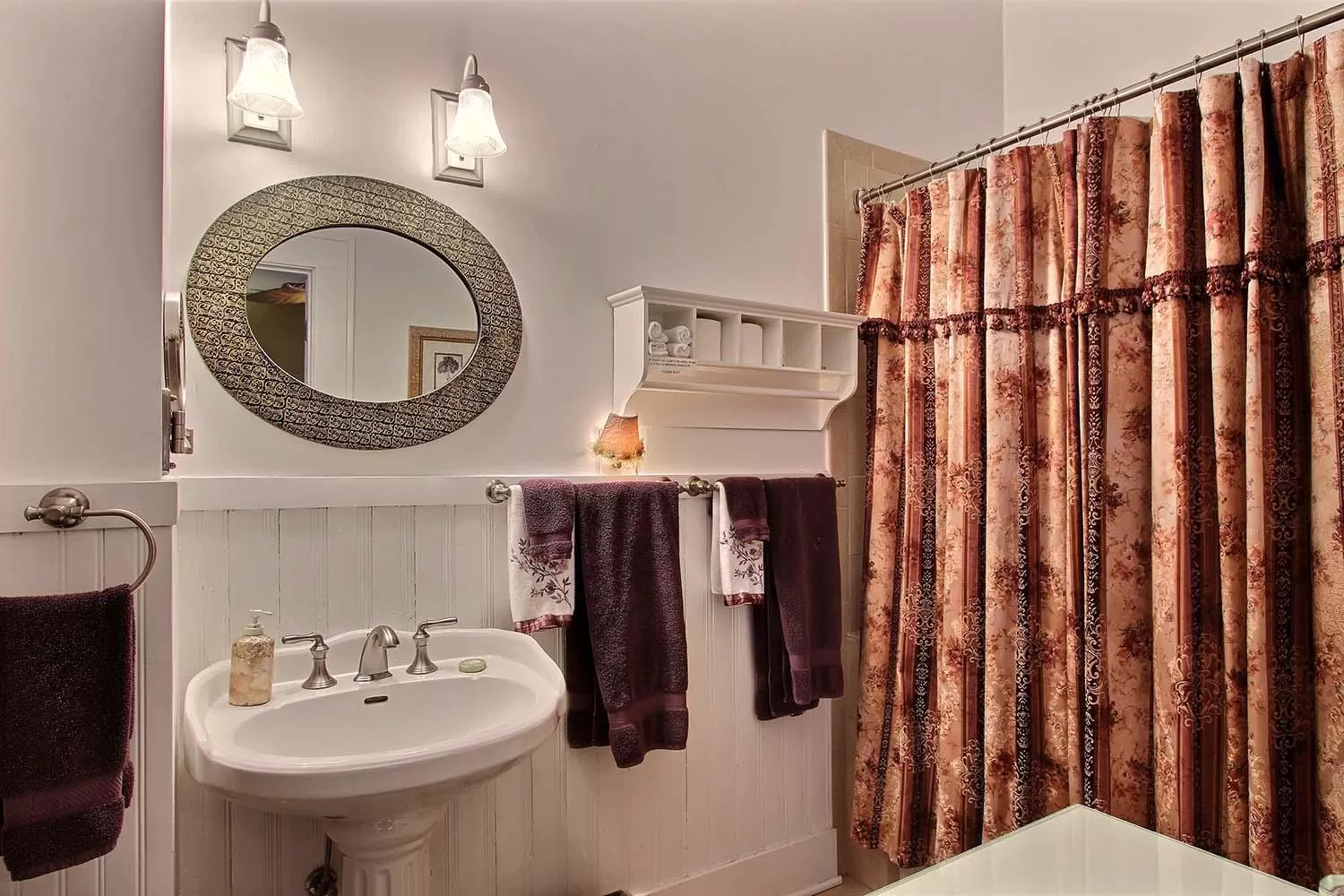 Bathroom in Green Palm Inn