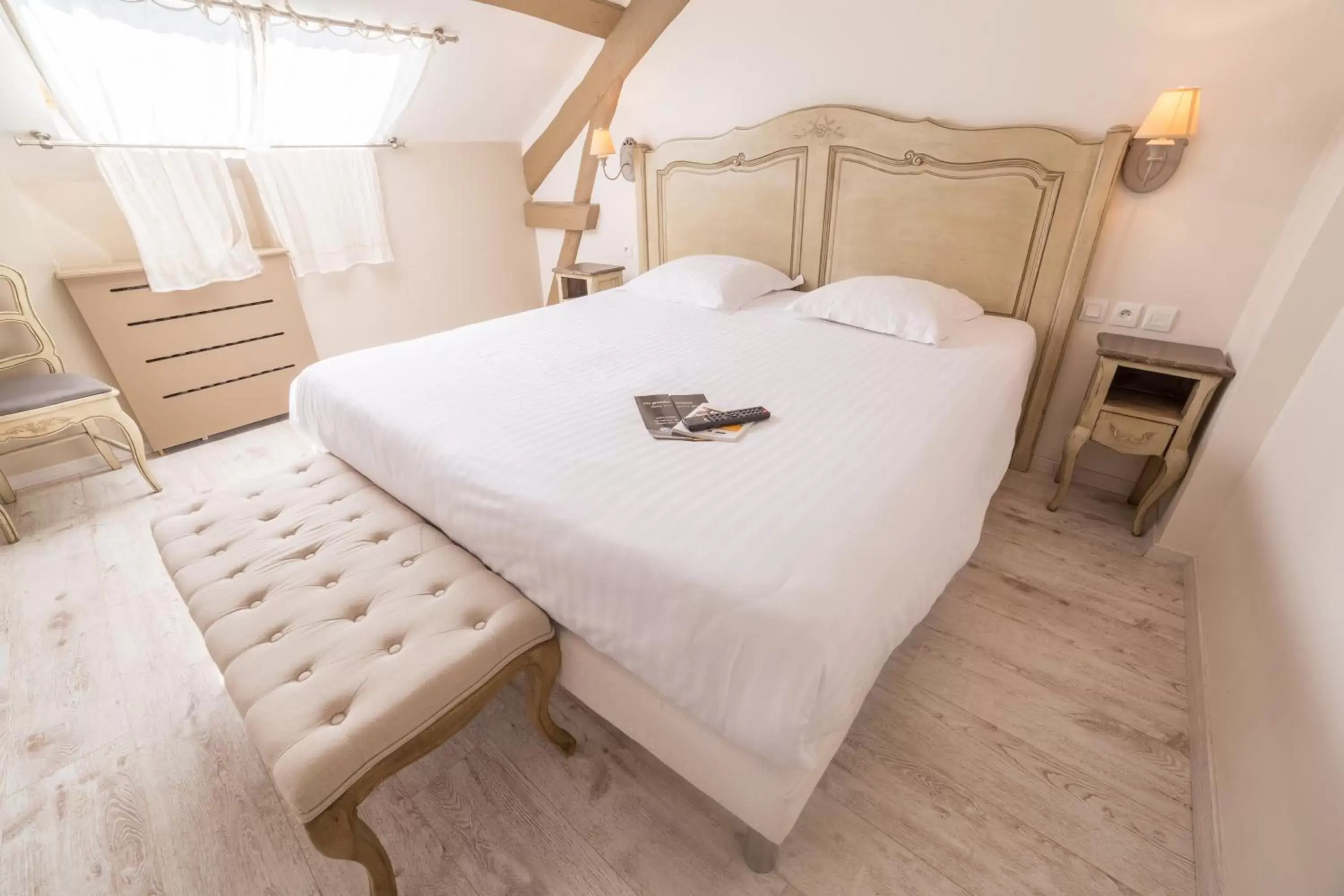 Bedroom, Bed in The Originals Boutique, Hôtel Les Poèmes de Chartres (Inter-Hotel)