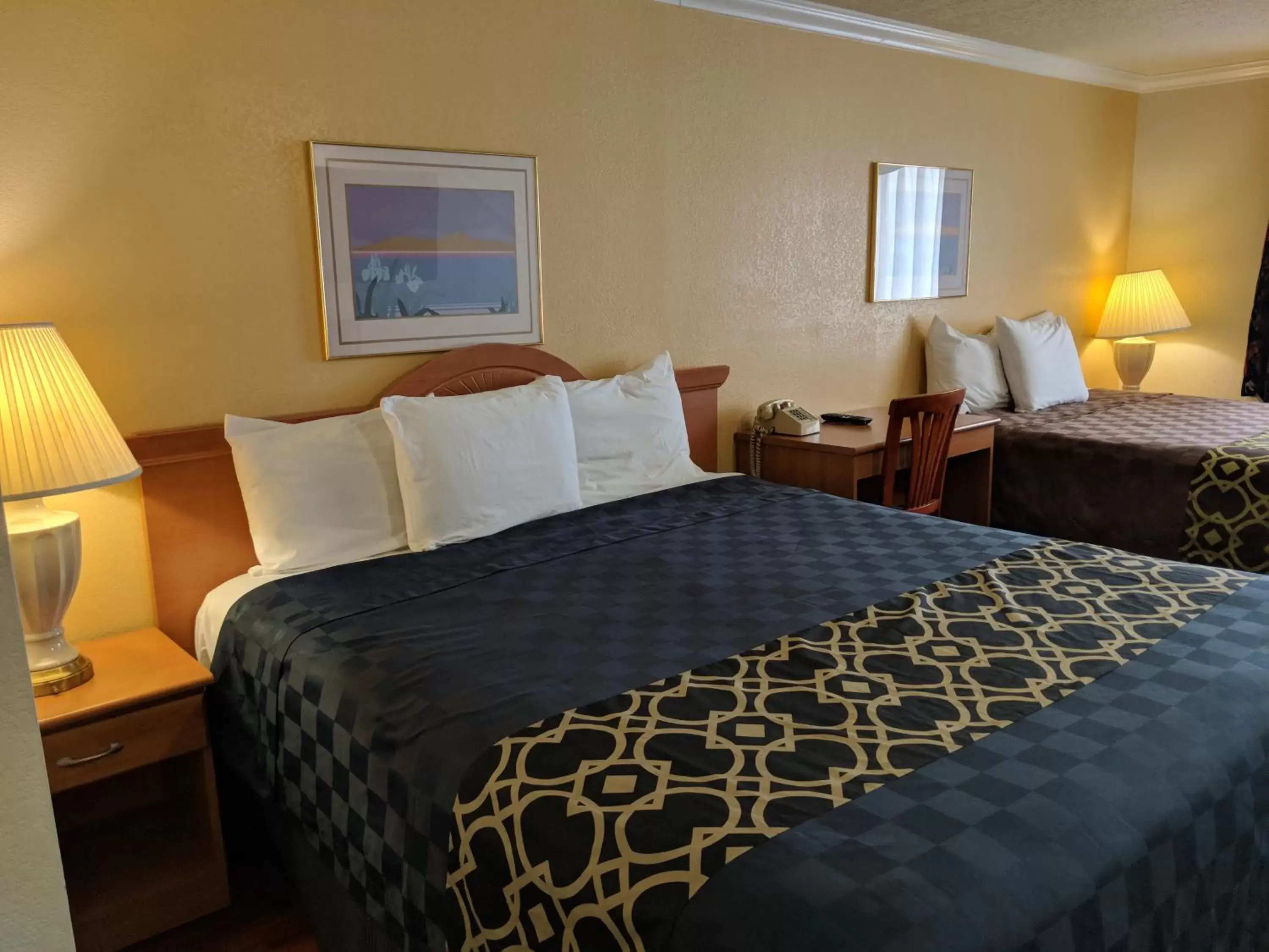 Photo of the whole room, Bed in Budget Inn