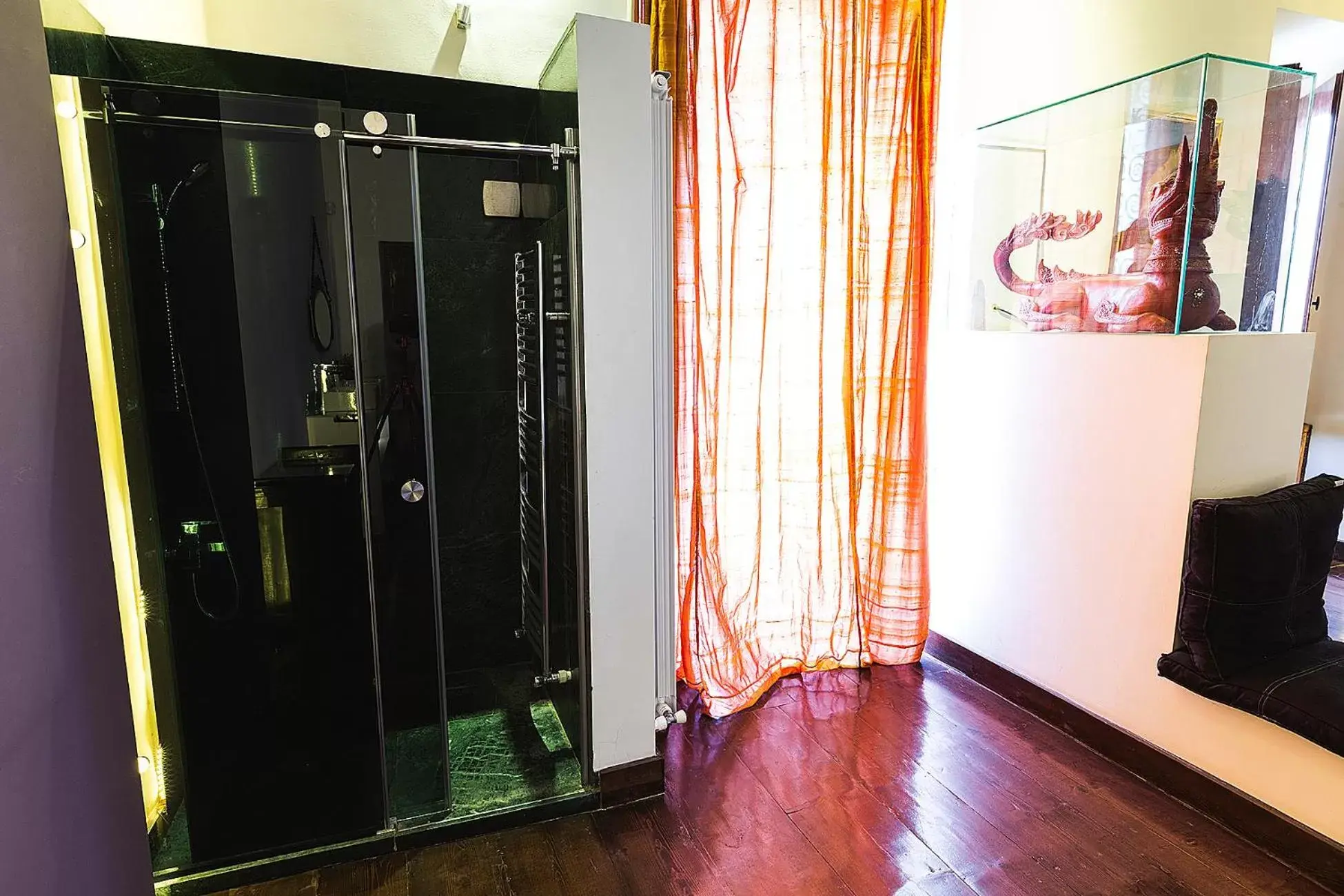 Shower, TV/Entertainment Center in Castle in Old Town