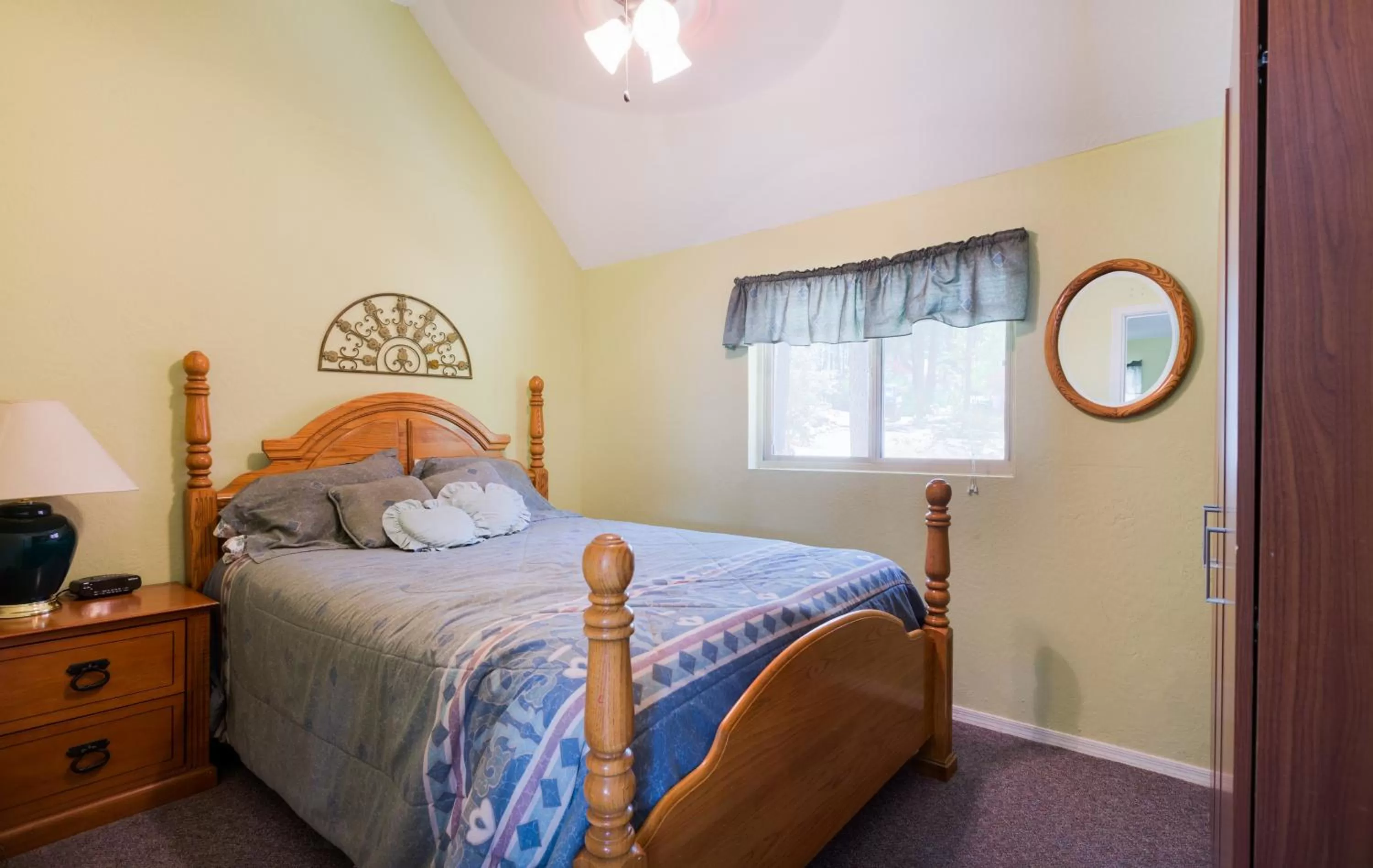 Bedroom, Bed in Crown King Cabins Bradshaw