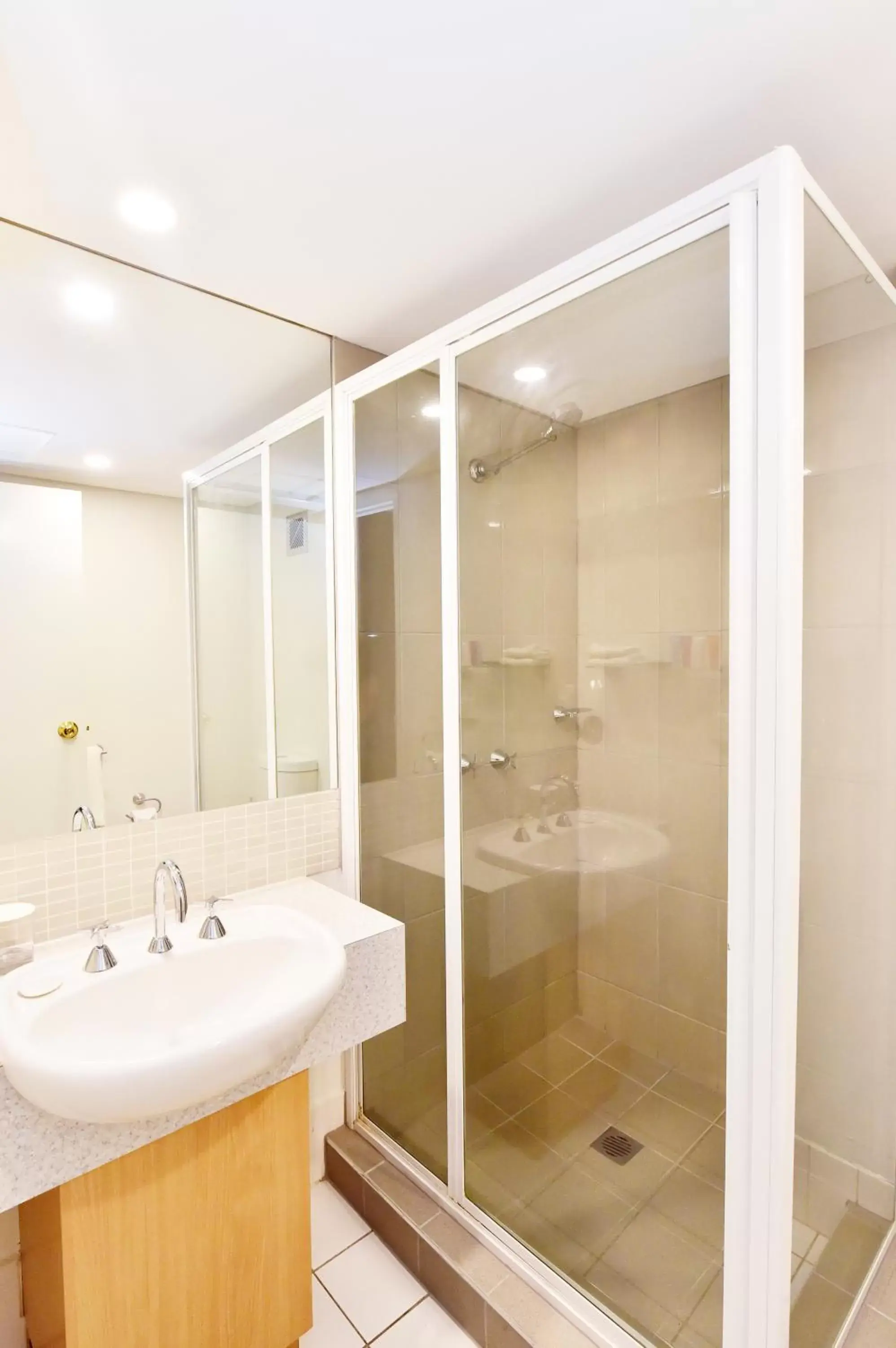Shower, Bathroom in Mercure Alice Springs Resort