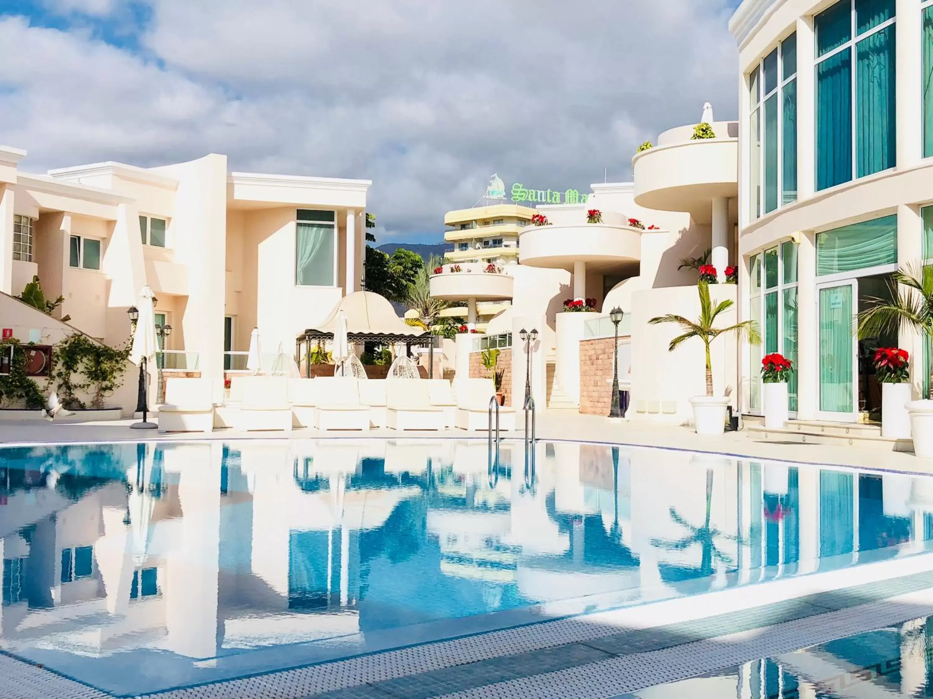 Swimming Pool in Flamingo Suites Boutique Hotel