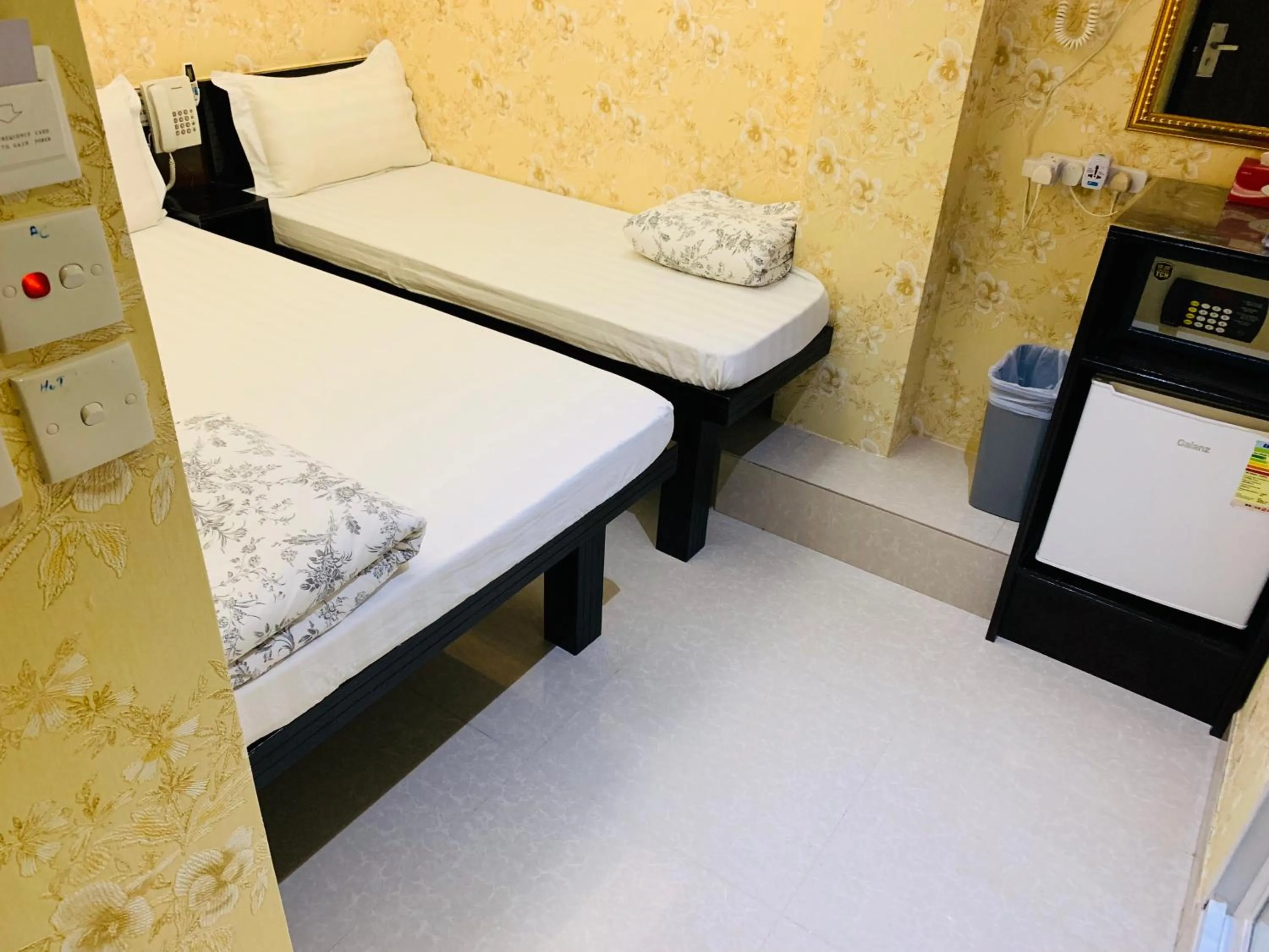 Photo of the whole room, Bed in Modern