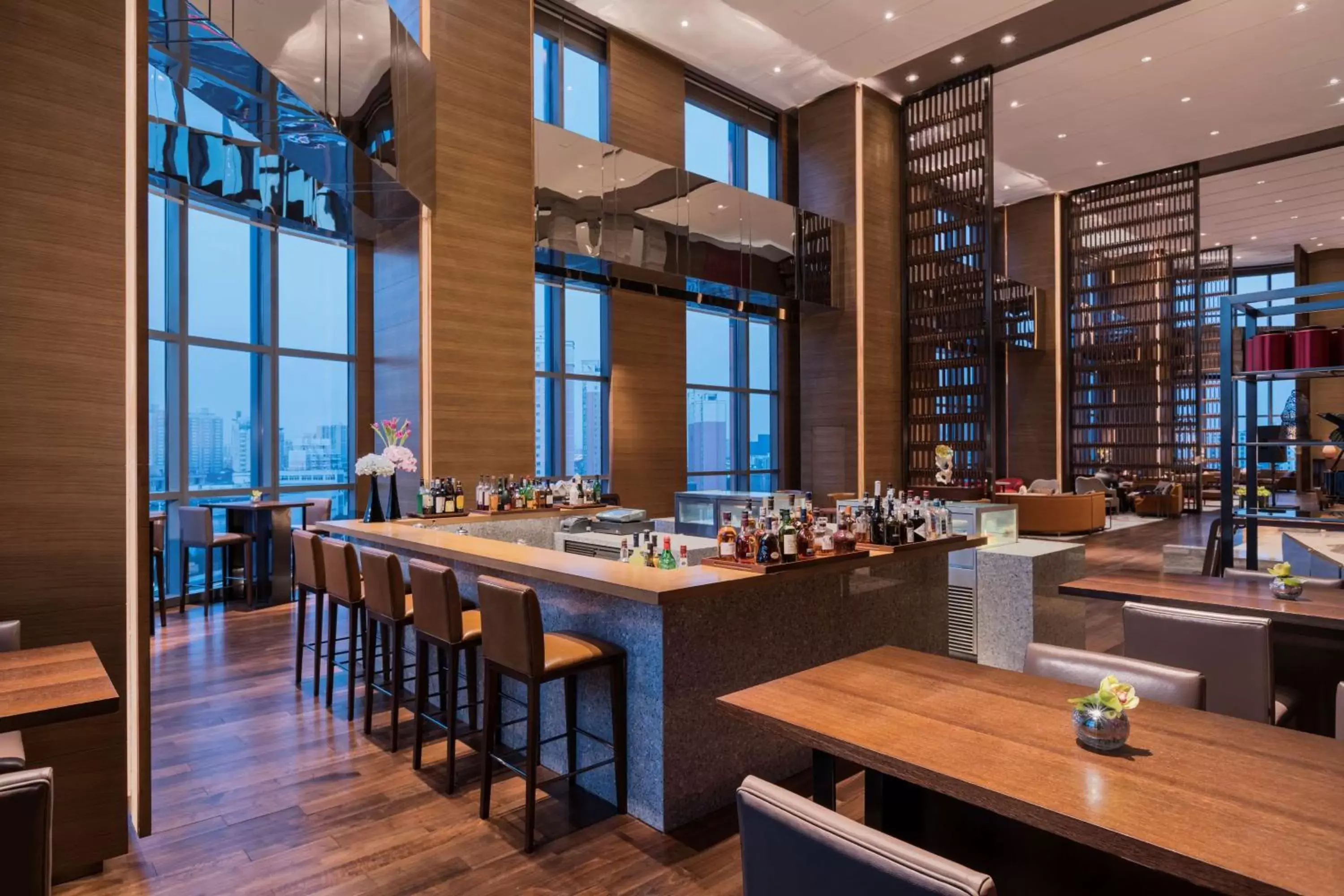 Lounge or bar in Hyatt Regency Shanghai Wujiaochang Lounge or bar in Hyatt Regency Shanghai Wujiaochang