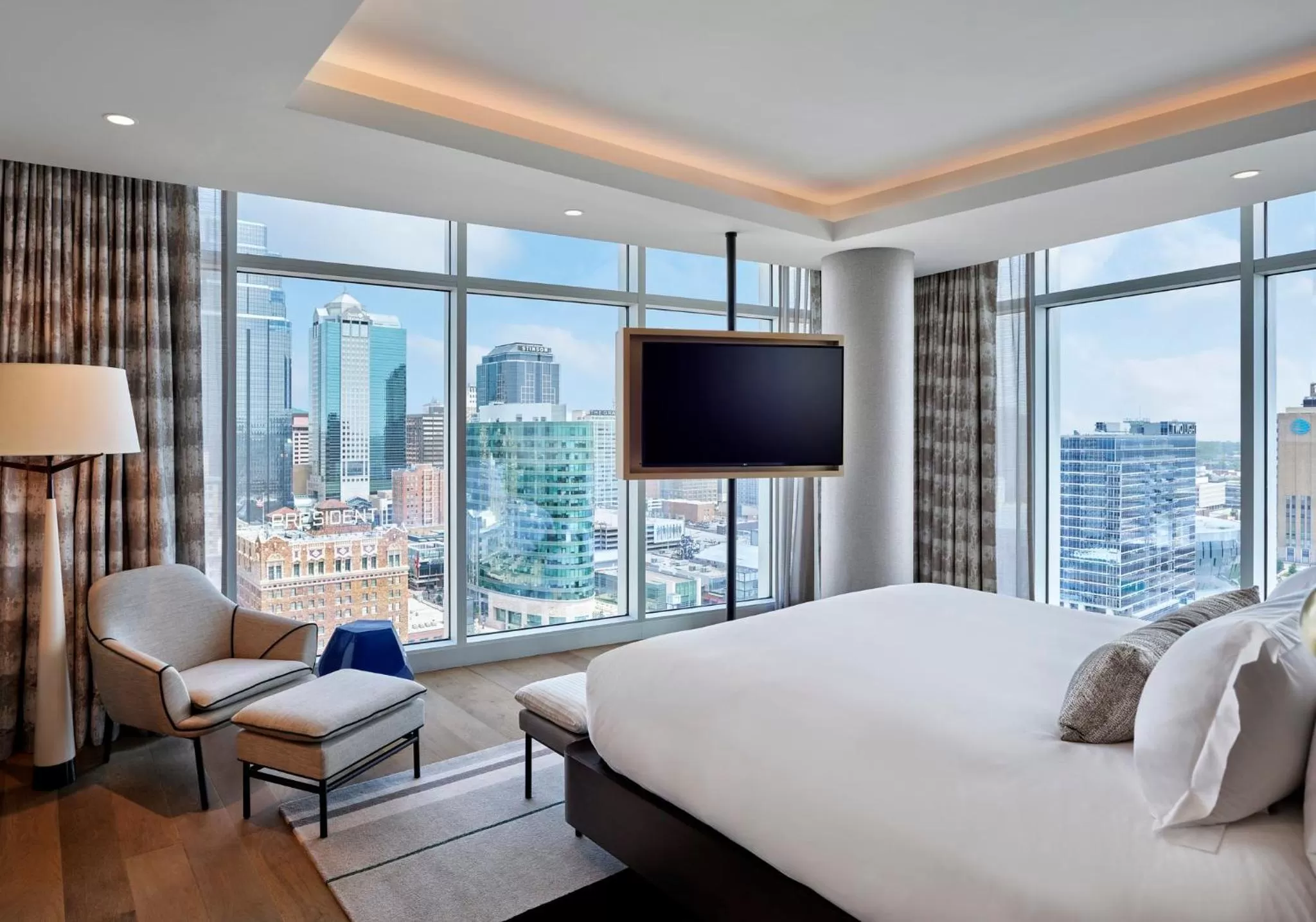 Photo of the whole room, Bed in Loews Kansas City