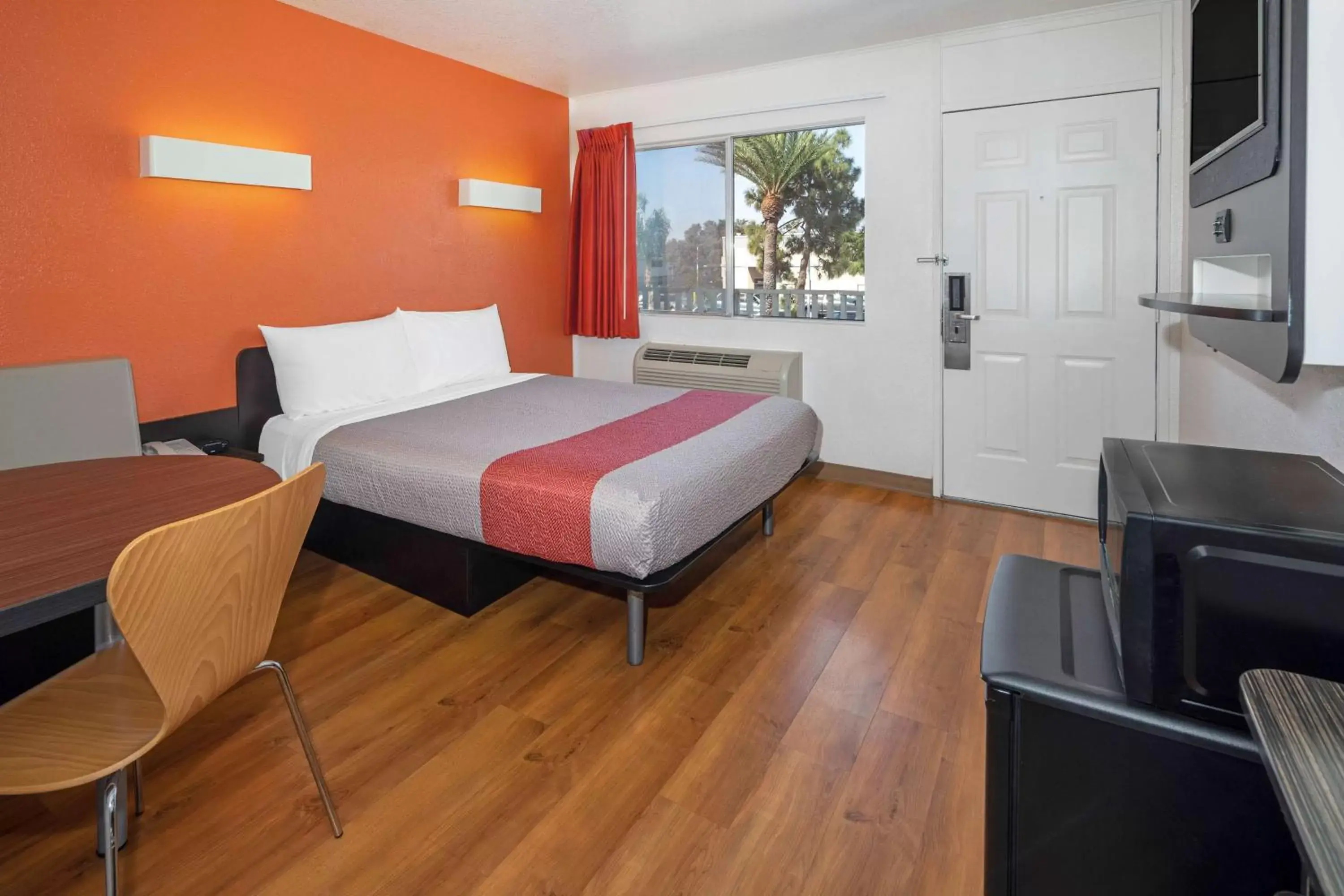 Bedroom, Bed in Motel 6-Ventura, CA - Beach