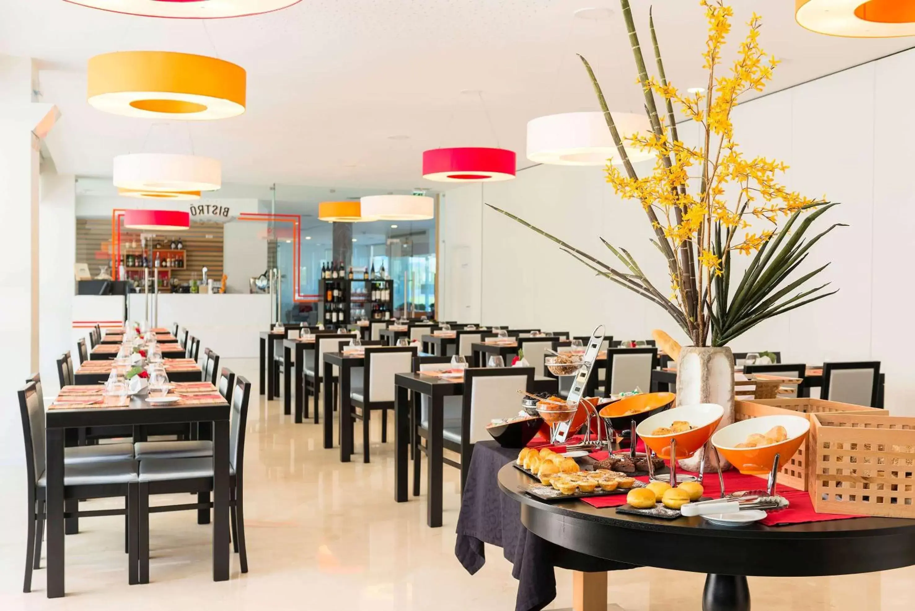 Restaurant/Places to Eat in TRYP by Wyndham Leiria