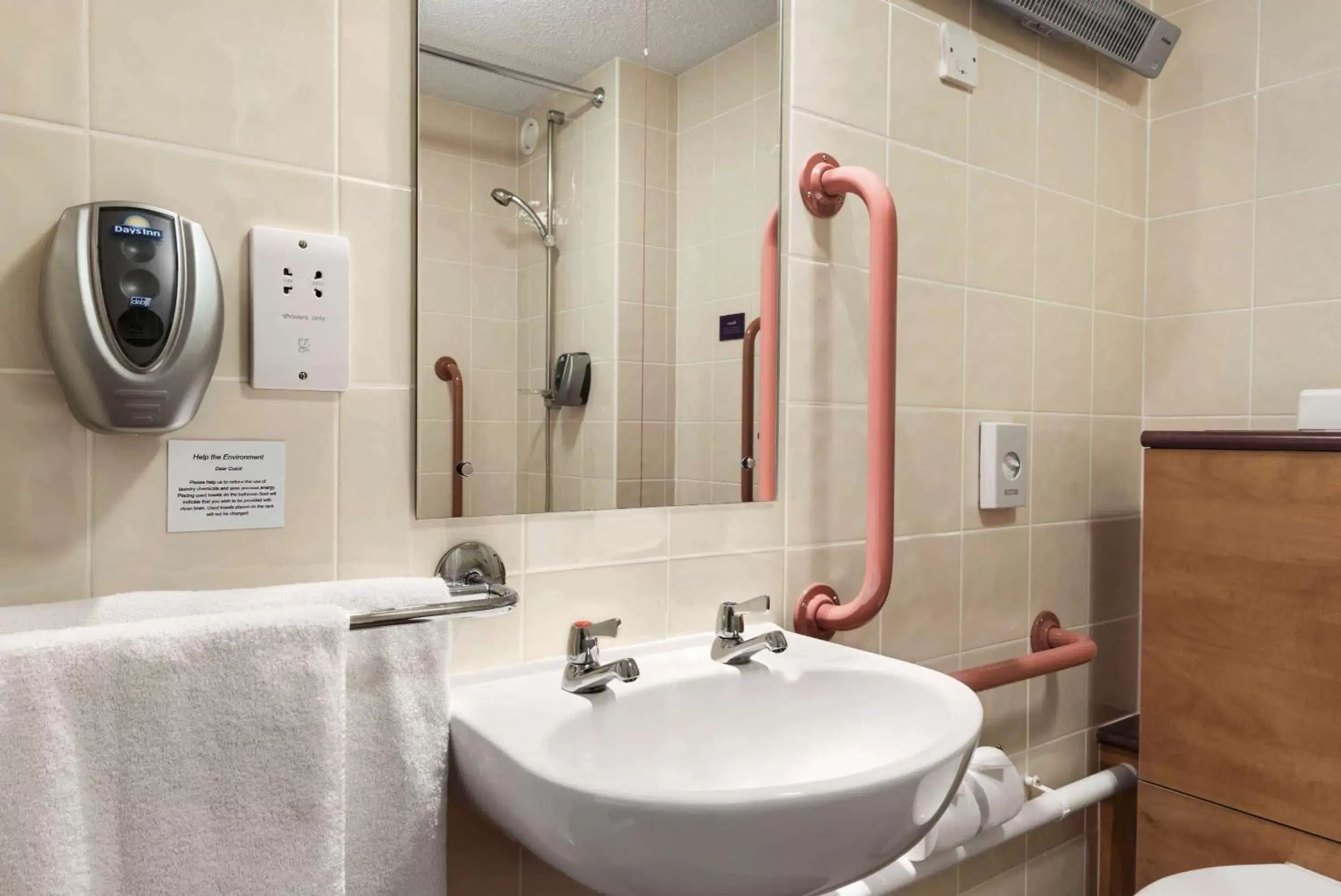 Bathroom in Days Inn Cannock - Norton Canes