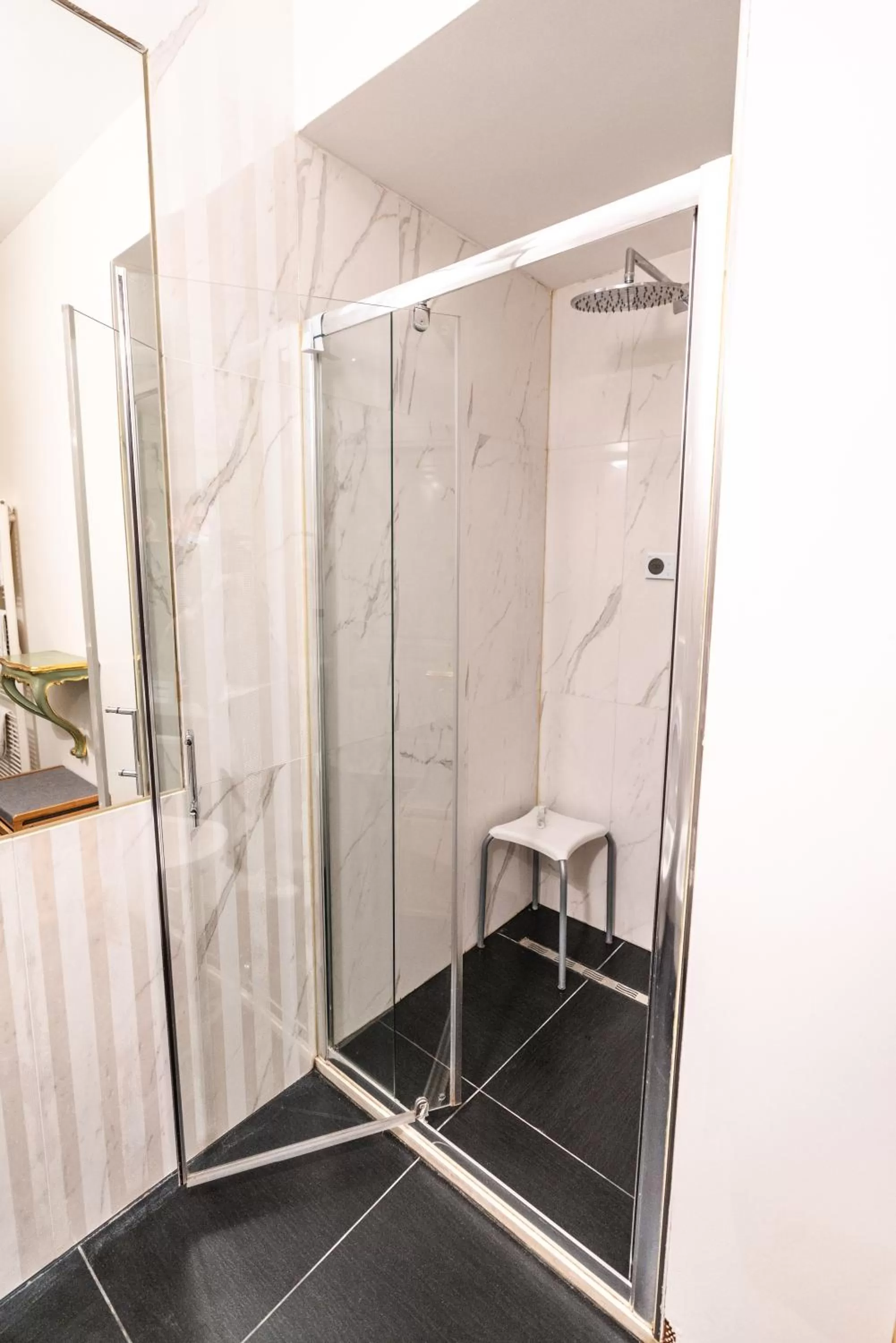 Shower in Villa Noctis