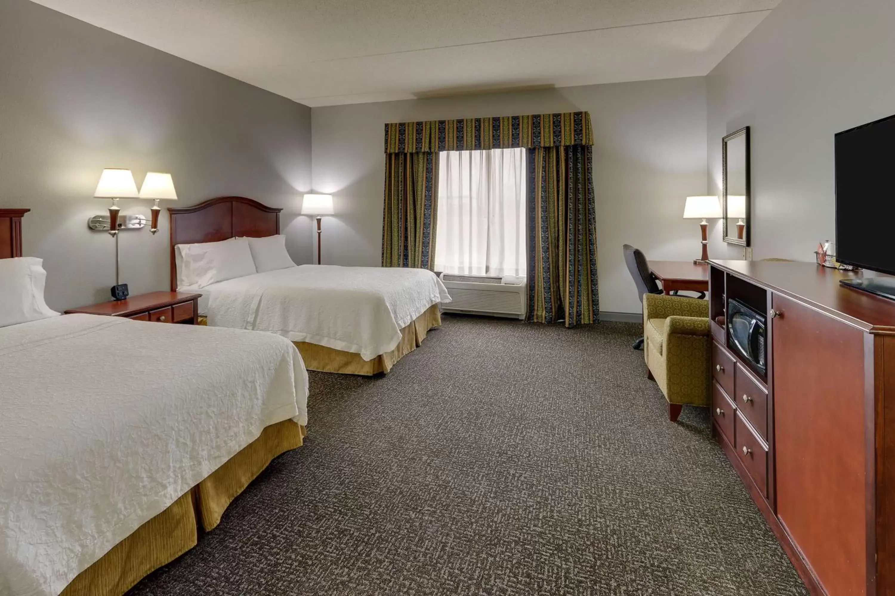 Bedroom in Hampton Inn & Suites Indianapolis-Airport
